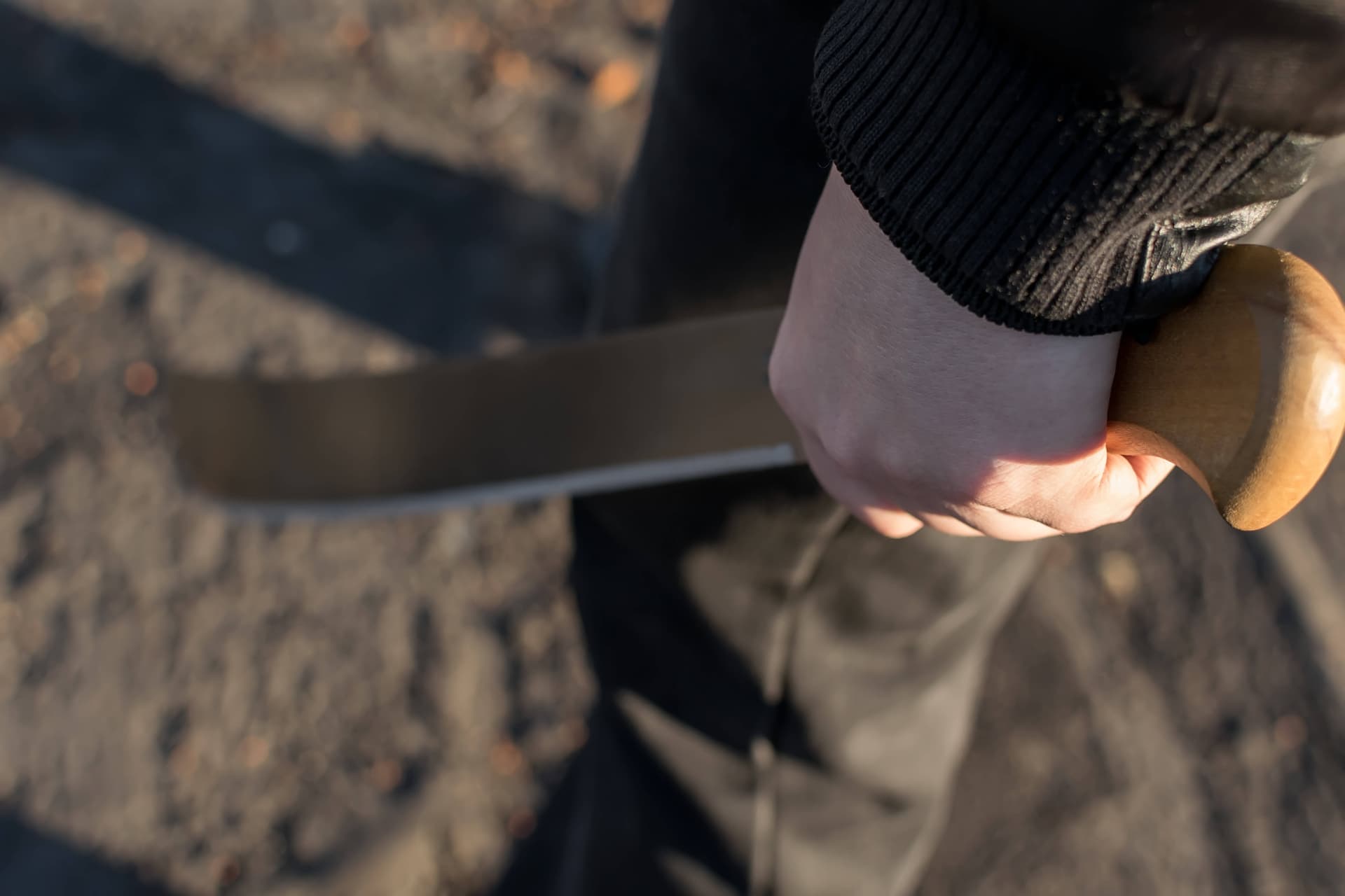 Schon wieder Machete als Waffe! Jugendliche gehen auf Vater und Sohn los – 25-Jähriger verletzt