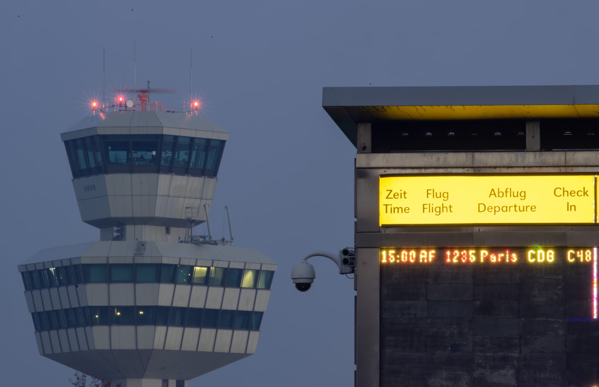 Gefährlicher Stromausfall im BER-Tower: Sogar das Notstromaggregat versagte