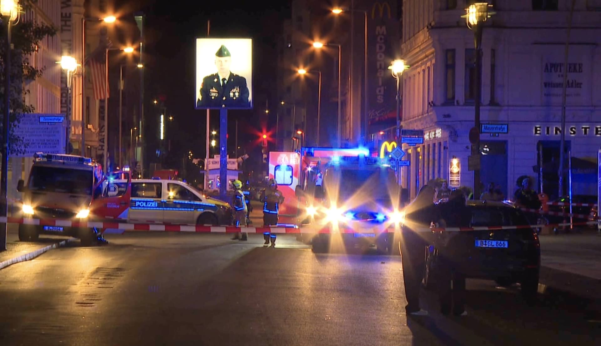 Großeinsatz in Berlin: Schüsse am Checkpoint Charlie!