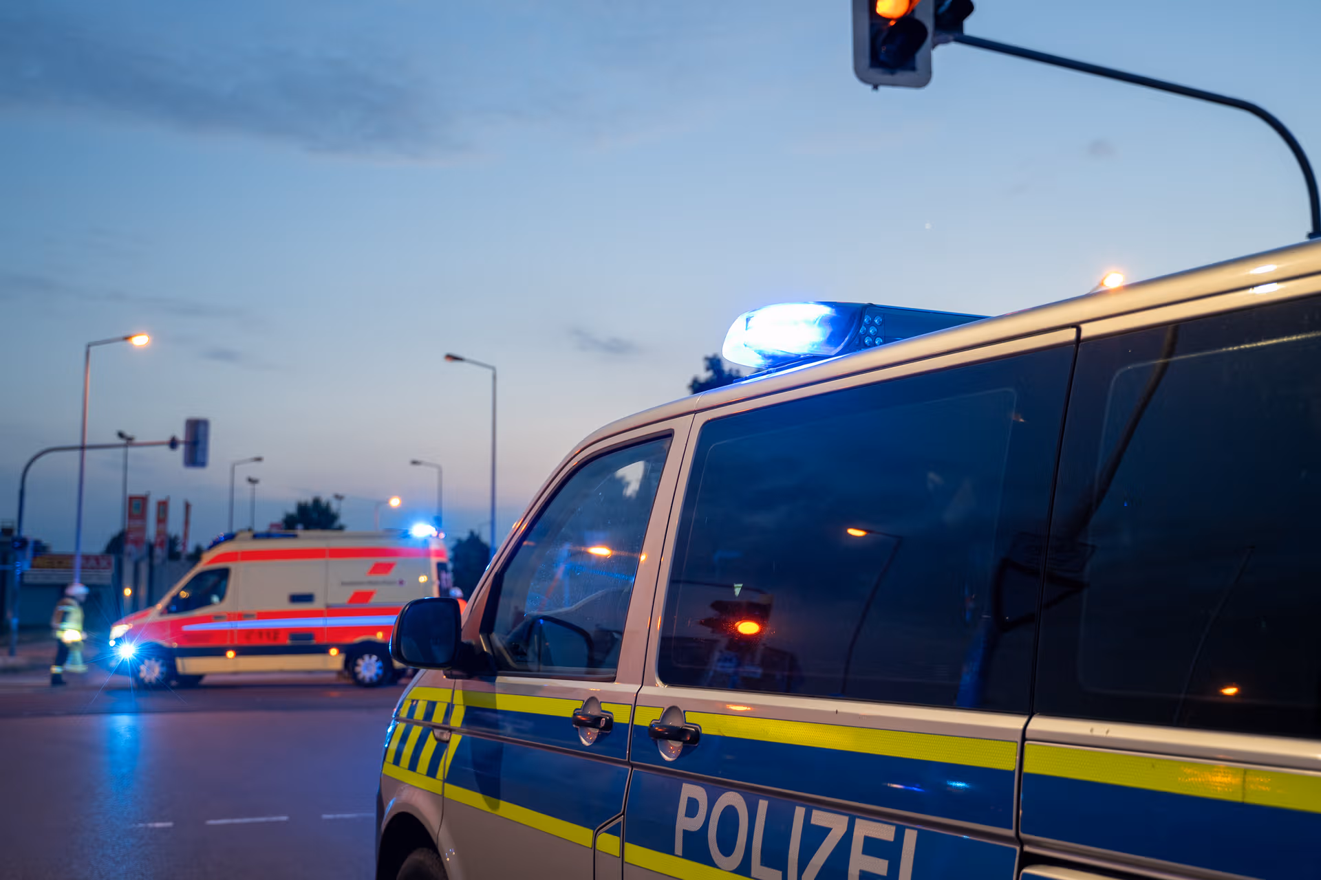 Drei Iraner festgenommen: Massenschlägerei bei Burger King, Türke (28) von Auto überrollt