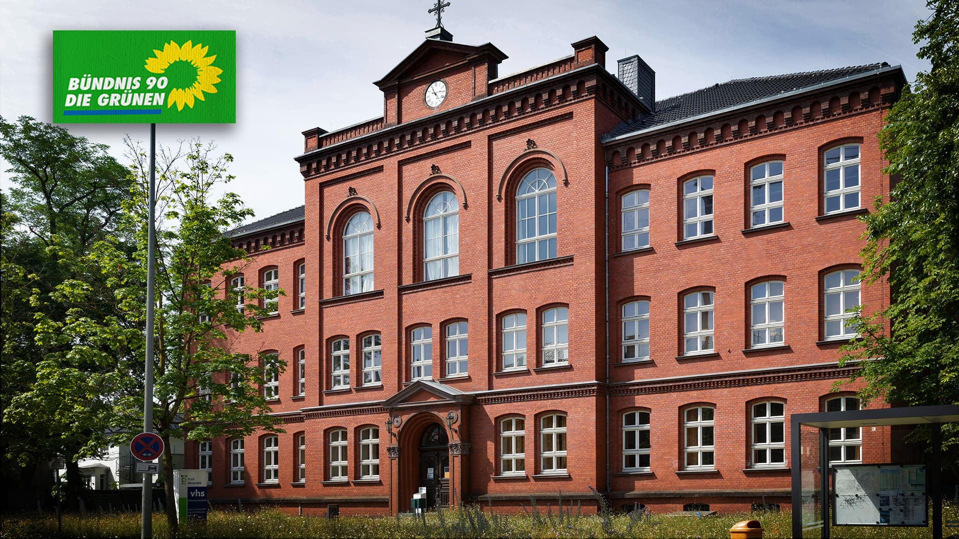 Kostenlos! Grüne Volkshochschul-Leitung lässt in Kursen Anti-Rechts-Schilder malen
