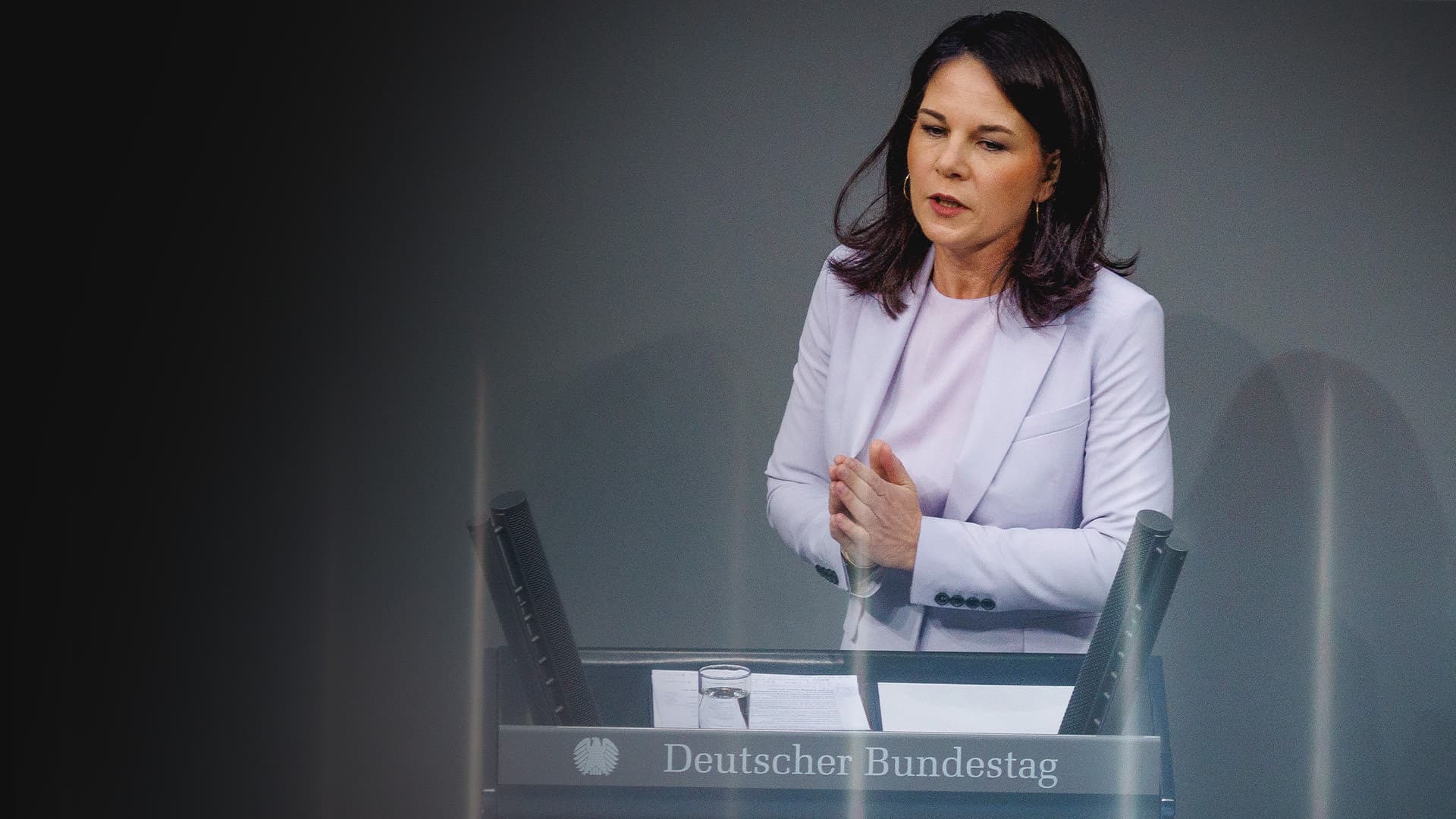 Bizarre Rede im Bundestag: Baerbock fordert „Dankbarkeit auch dafür, dass das Wasser funktioniert“