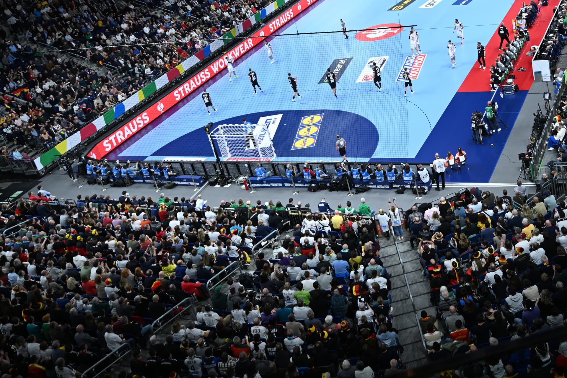 Kein Heimspiel für den Kanzler: Scholz bei Deutschland-Spiel ausgepfiffen