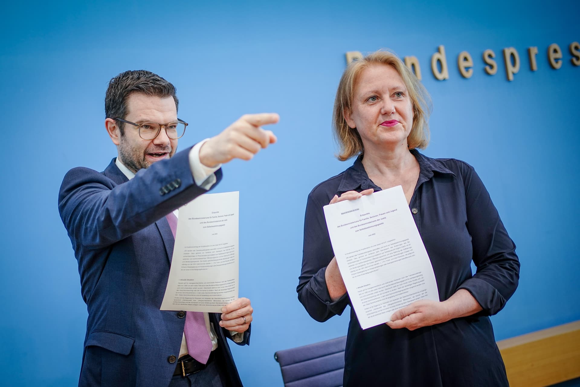 Untertauchen so einfach wie nie! Ab 2024 bekommen gesuchte Kriminelle ganz offiziell neue Papiere vom Staat!