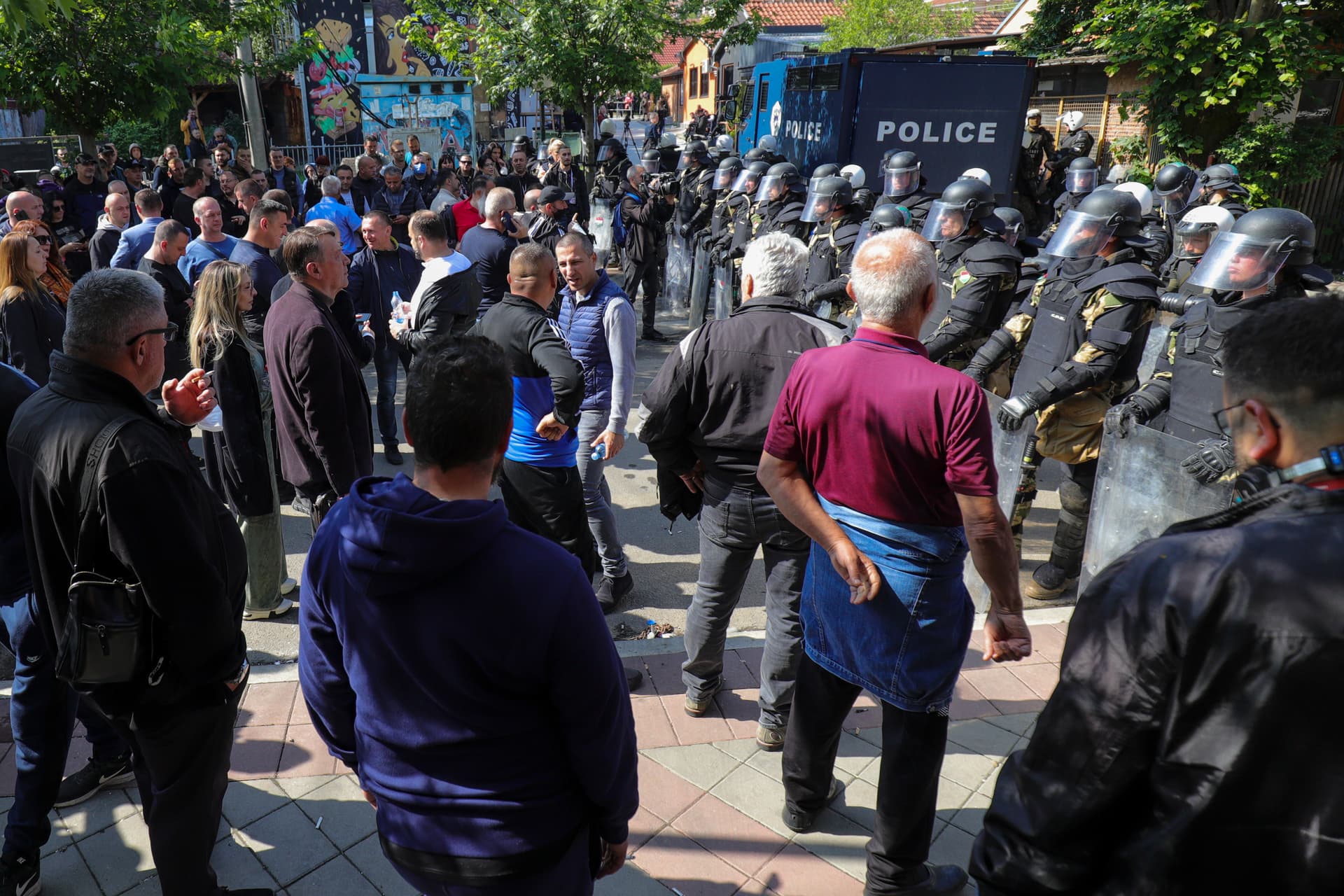 Eskalation im Kosovo: Ausschreitungen von militanten Serben gegen NATO-Truppen