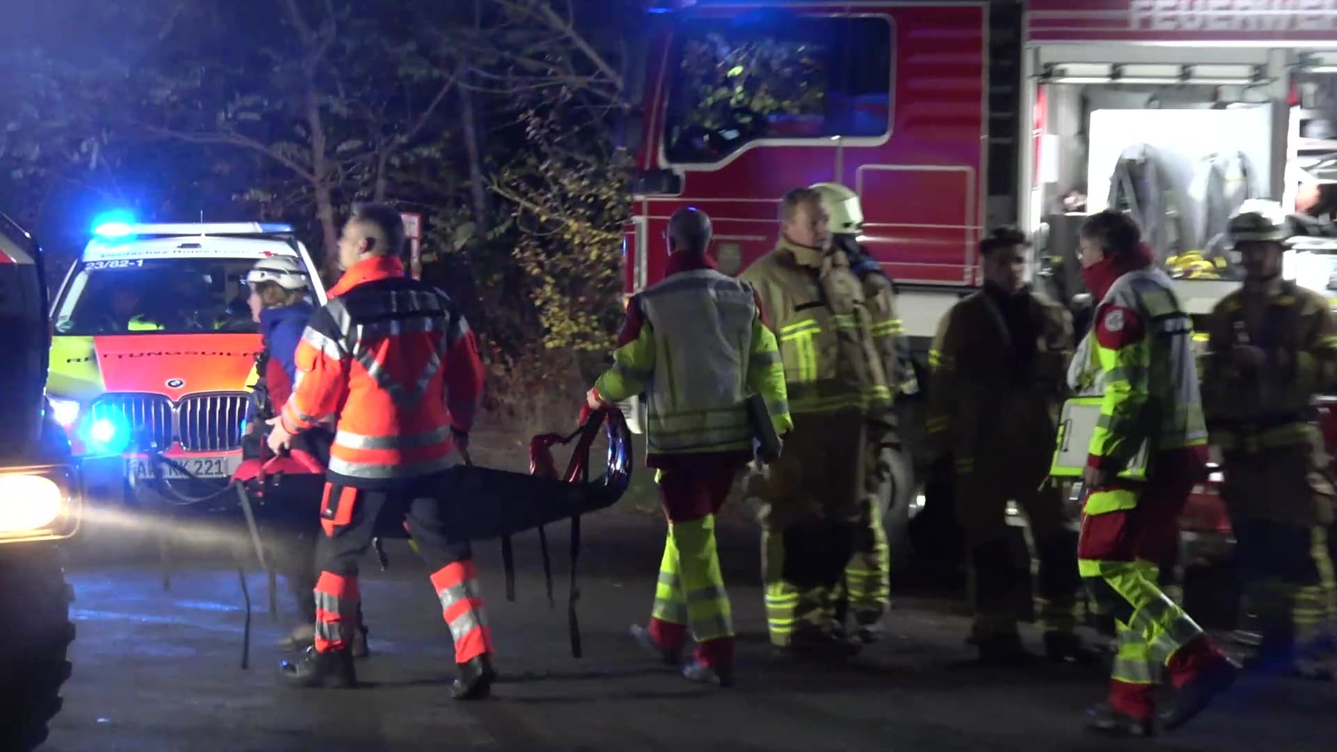 Alle schwerverletzt! Jugendliche stürzen in 10-Meter-Schacht im Wald
