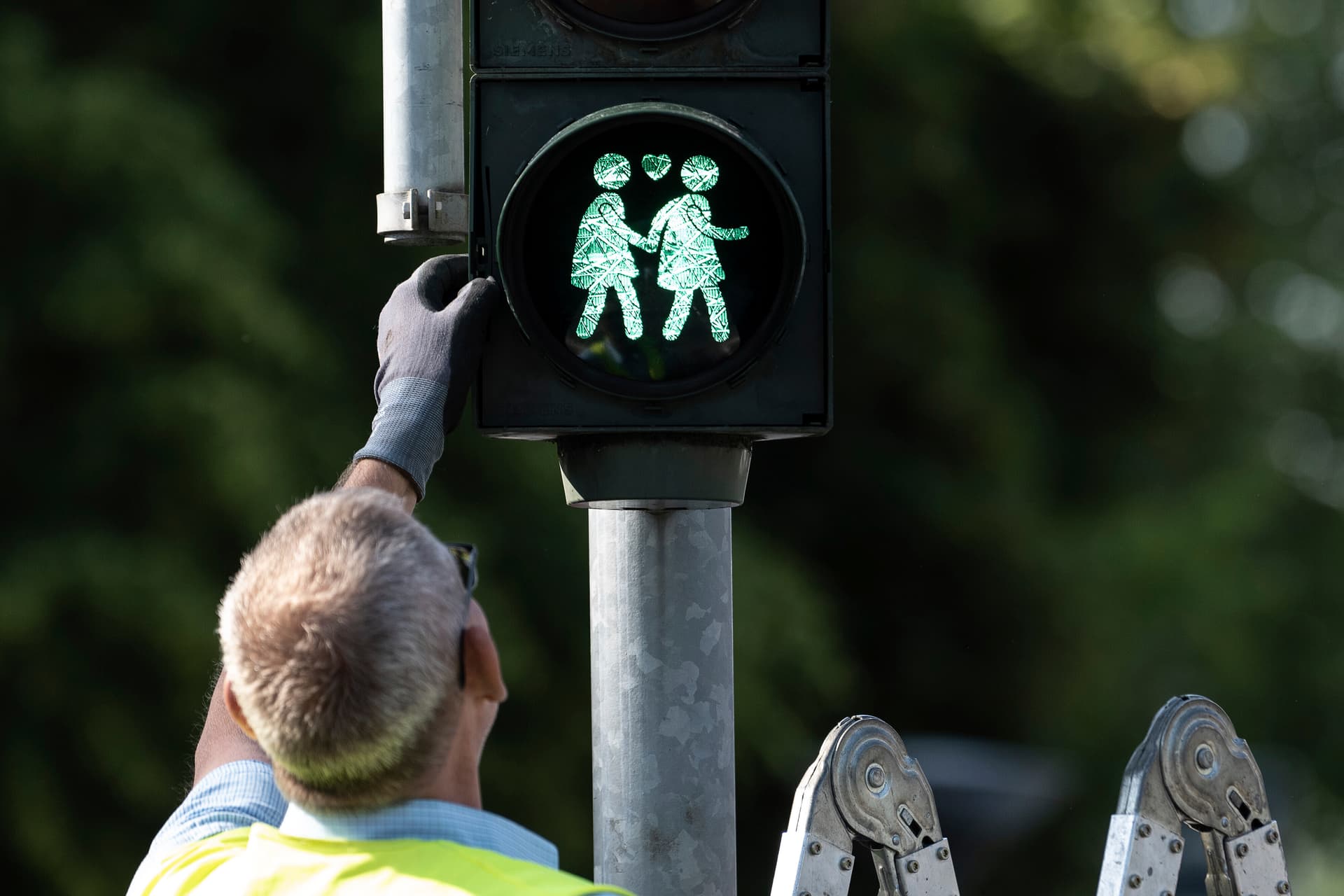 Mit gutem Gewissen über die Straße! Jetzt sind sogar schon die Ampel-MENSCHEN queer ...