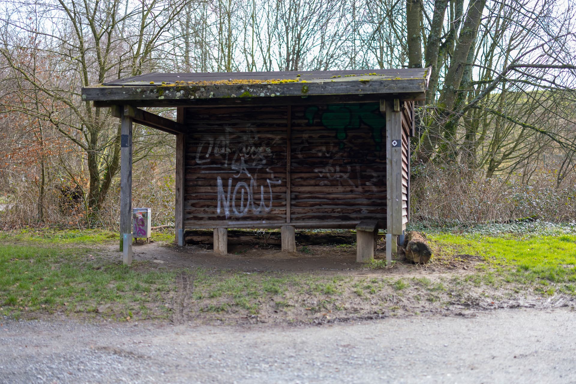Eine einsame Hütte am Feld: Hier stach ein Nordafrikaner zwei Mädchen (17) nieder, weil sie die Handtaschen nicht rausrückten