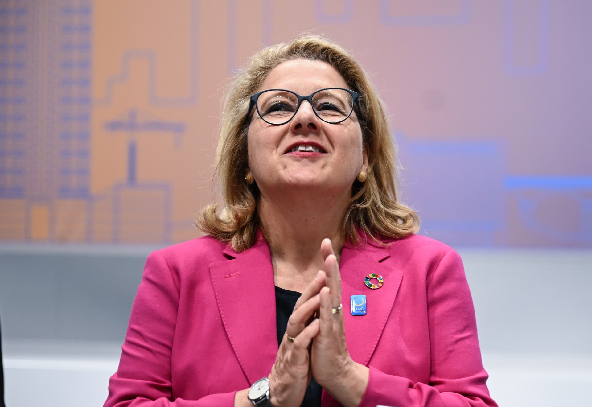Geld für die Welt: Radwegministerin Svenja Schulze freut sich über Steuern für Superreiche