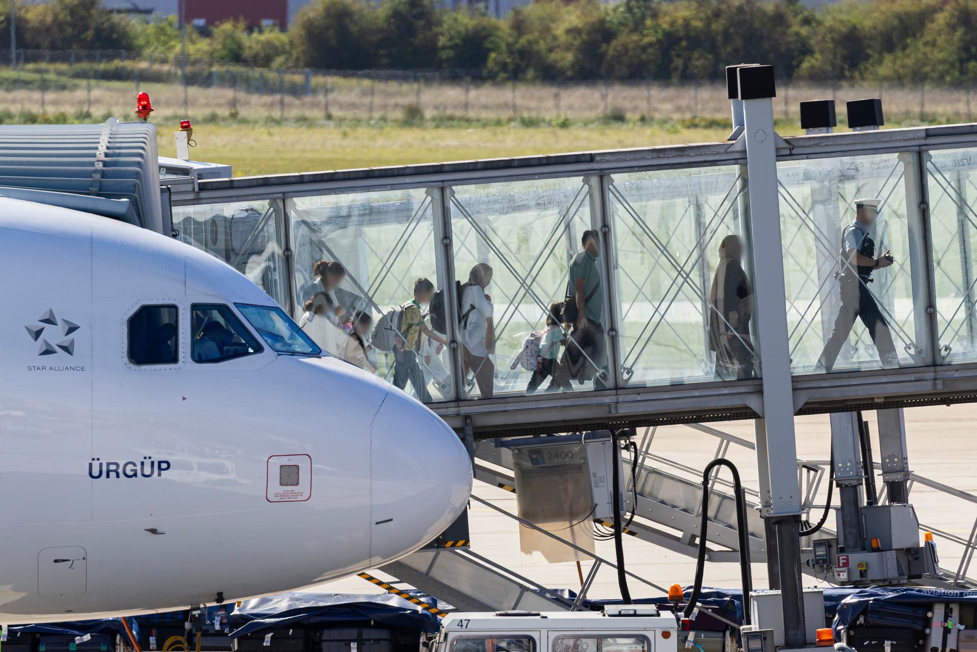 Trotz Stopp des Aufnahmeprogramms: Afghanen-Flieger nach Deutschland unterwegs
