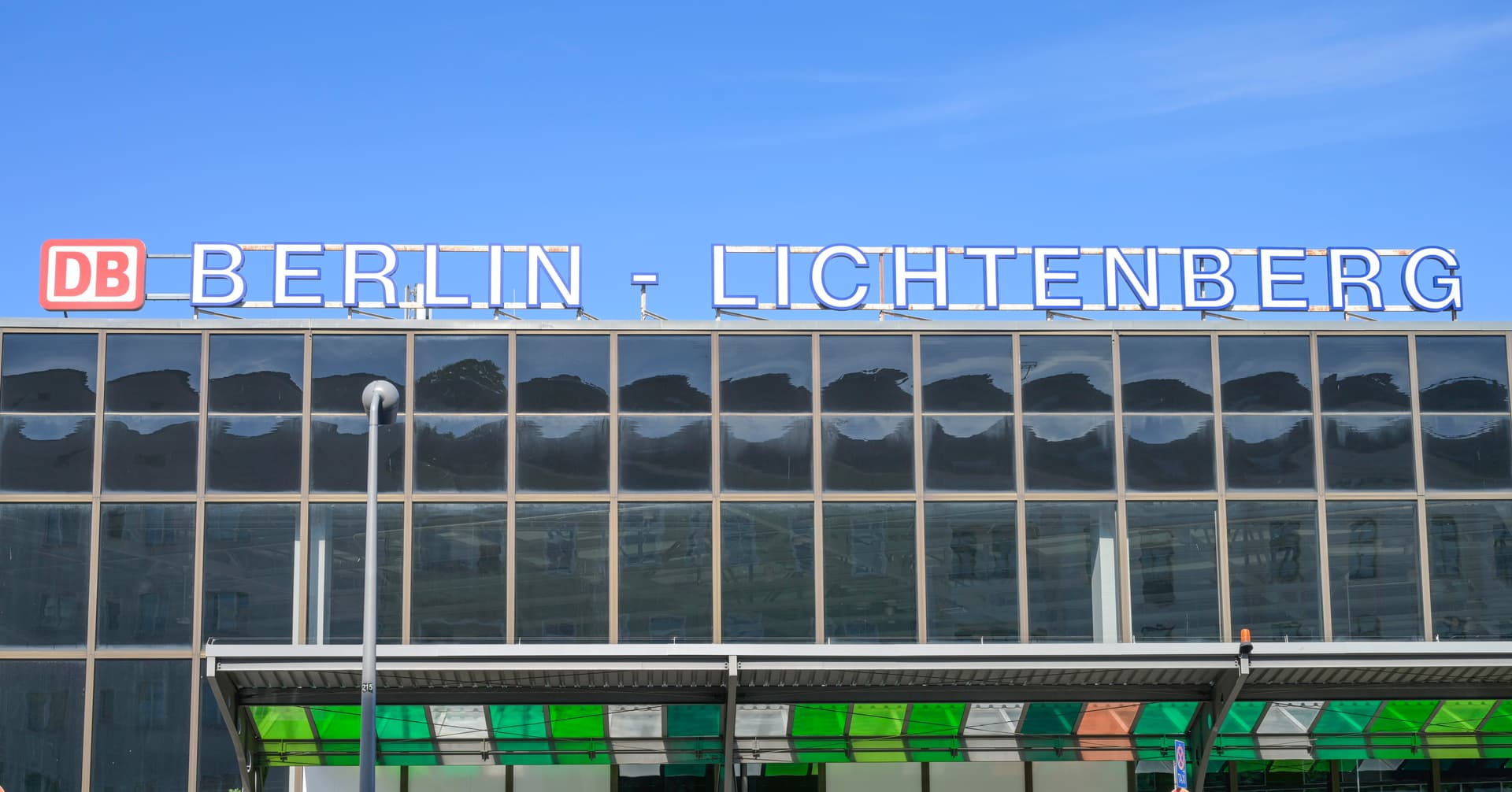 Polizei gibt Entwarnung nach Bomben-Verdacht – Absperrungen am Bahnhof Lichtenberg aufgehoben