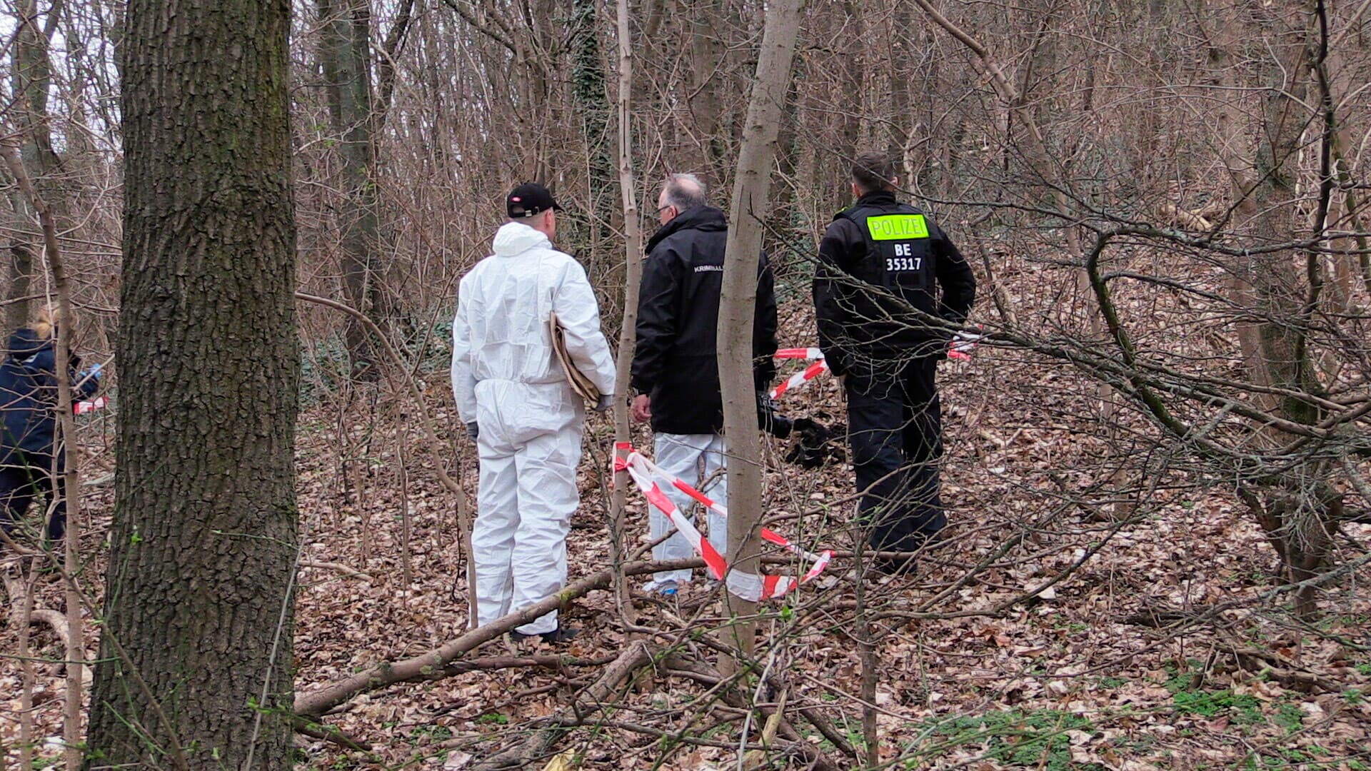 Abgetrenntes Bein im Berliner Volkspark Prenzlauer Berg entdeckt: Mordkommission ermittelt