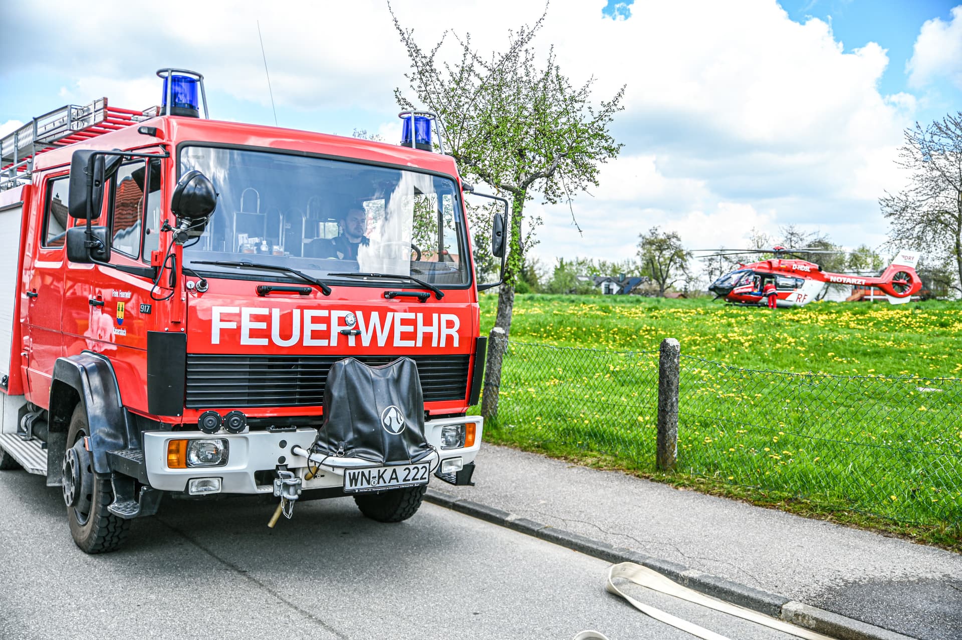 Vollbesetzt aus der Kurve geflogen: Schwerverletzte bei Unfall mit Maiwagen