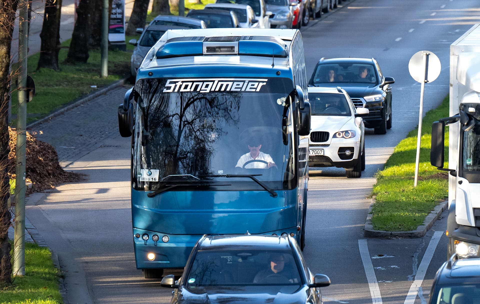 Busfahrer kollabiert: Retter-Rentner (77) greift ins Steuer und fährt weiter