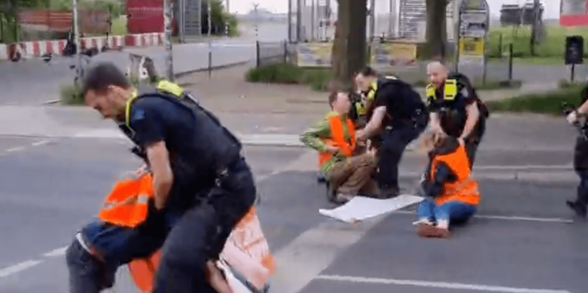 Blitz-Räumung: So greifen Polizisten jetzt gegen Straßenblockierer durch!