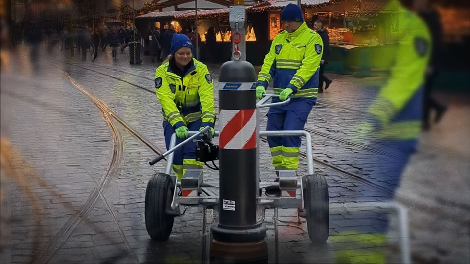 Mitarbeiter schieben Poller hin und her: So skurril läuft die Terrorabwehr auf dem Augsburger Weihnachtsmarkt