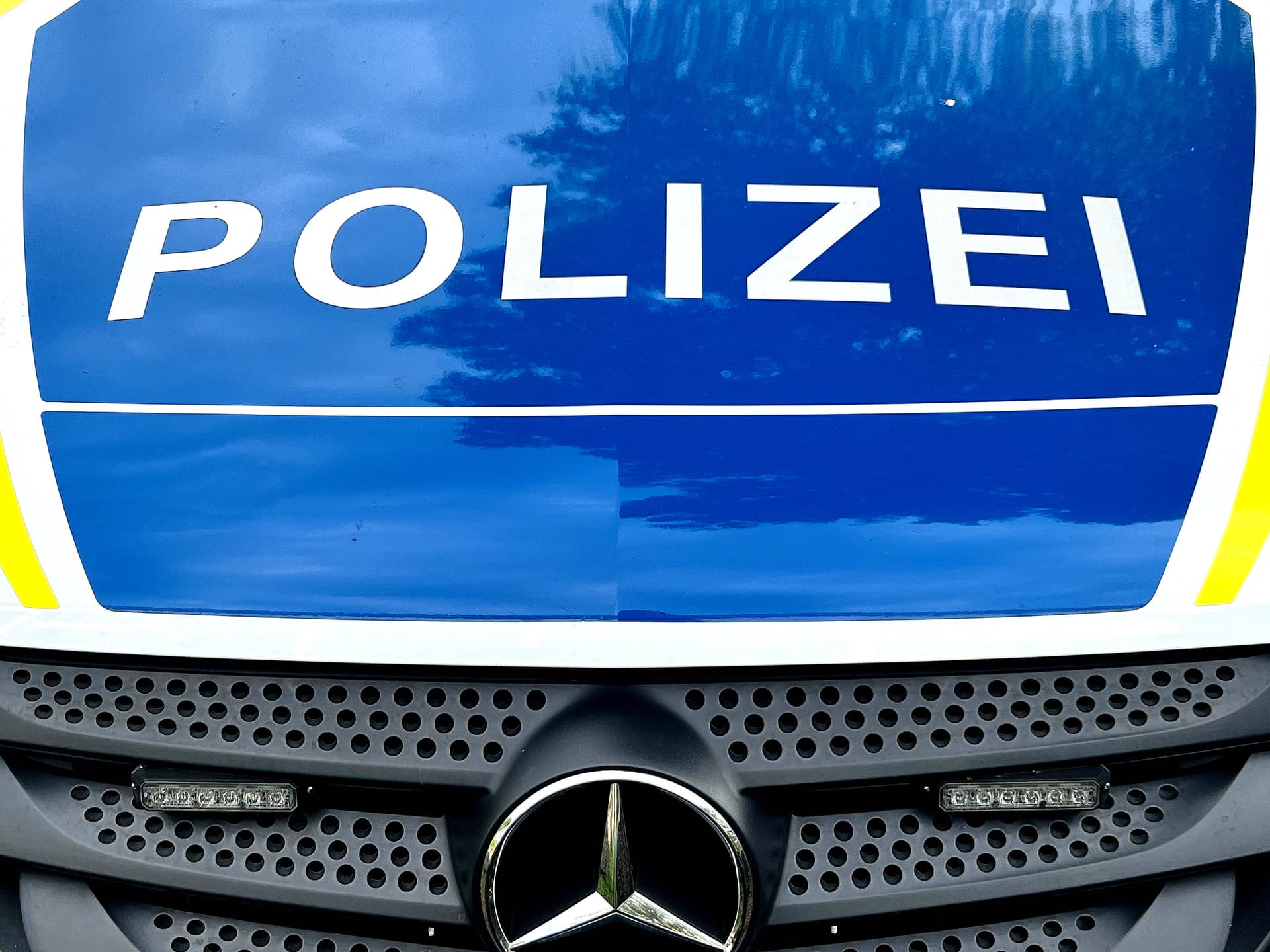 Polizisten helfen zwei Säuglingen in Not auf der Autobahn