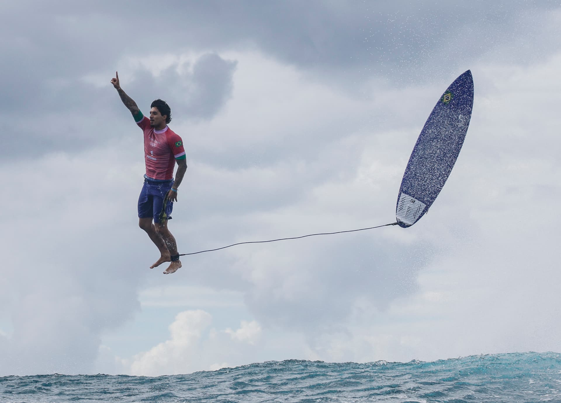 Schon jetzt das spektakulärste Foto der Olympischen Spiele! Surf-Star Gabriel Medina hebt richtig ab