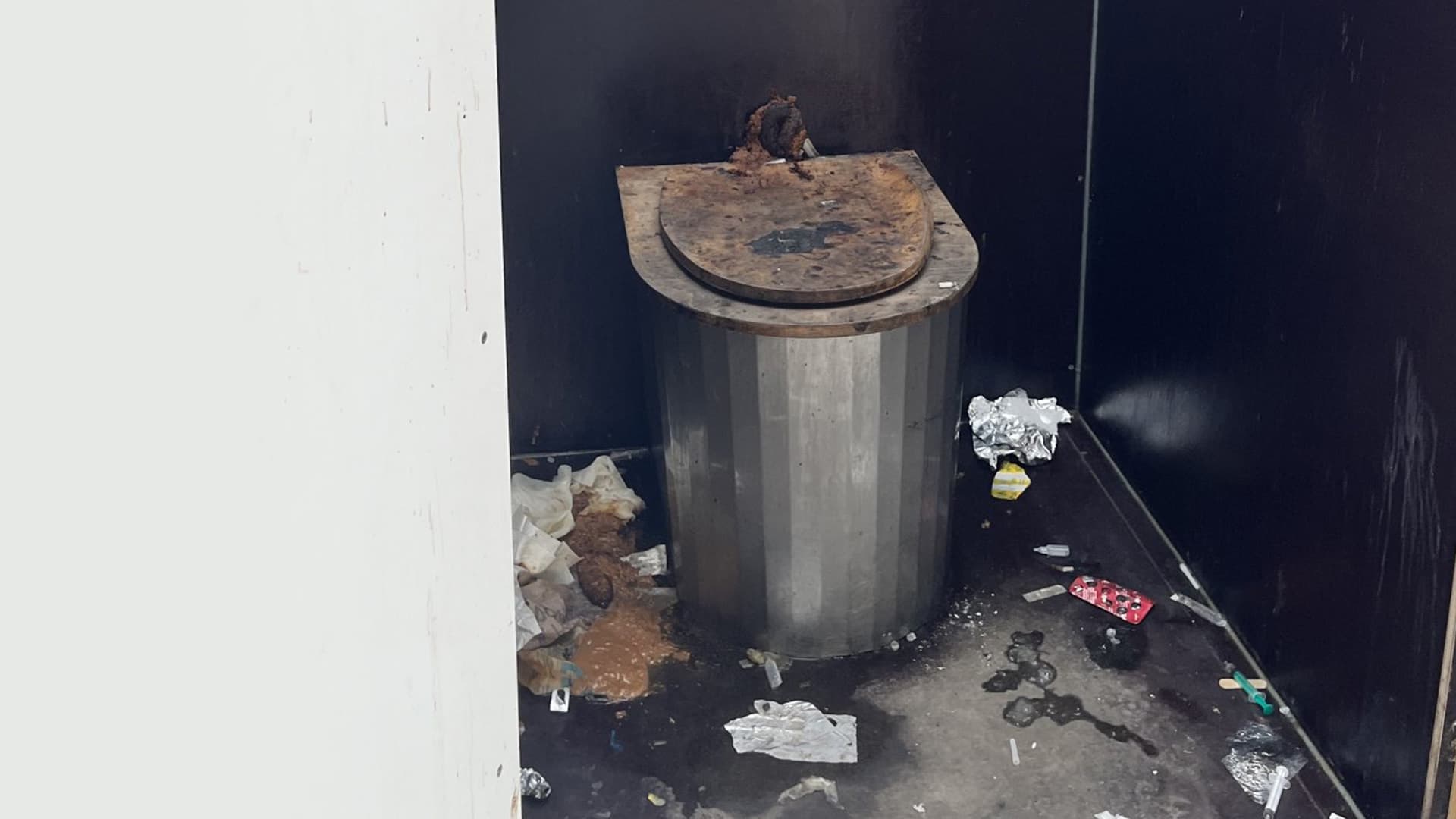 Diese Toilette steht symbolisch für die Politik der Grünen