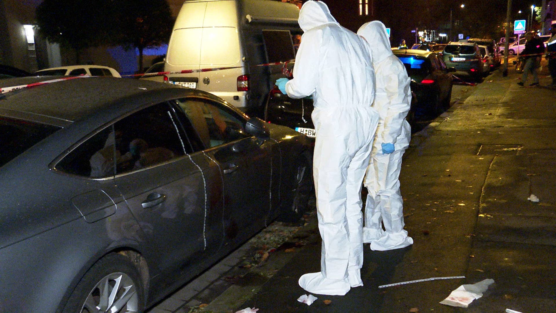 Messerstecherei im Wohngebiet! Frau bricht auf Bürgersteig tot zusammen