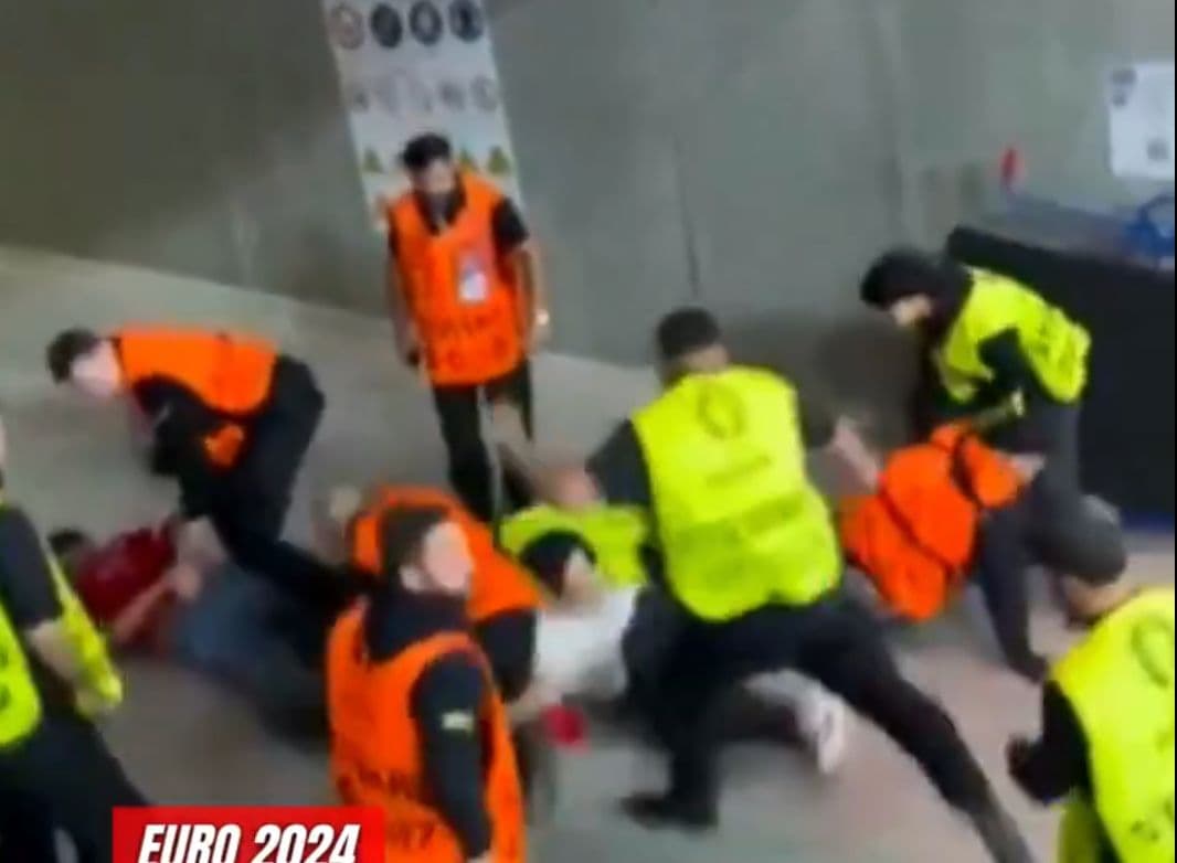 Gewalt-Skandal beim EM-Spiel in Frankfurt: Sicherheits-Mitarbeiter schlagen Mann zusammen