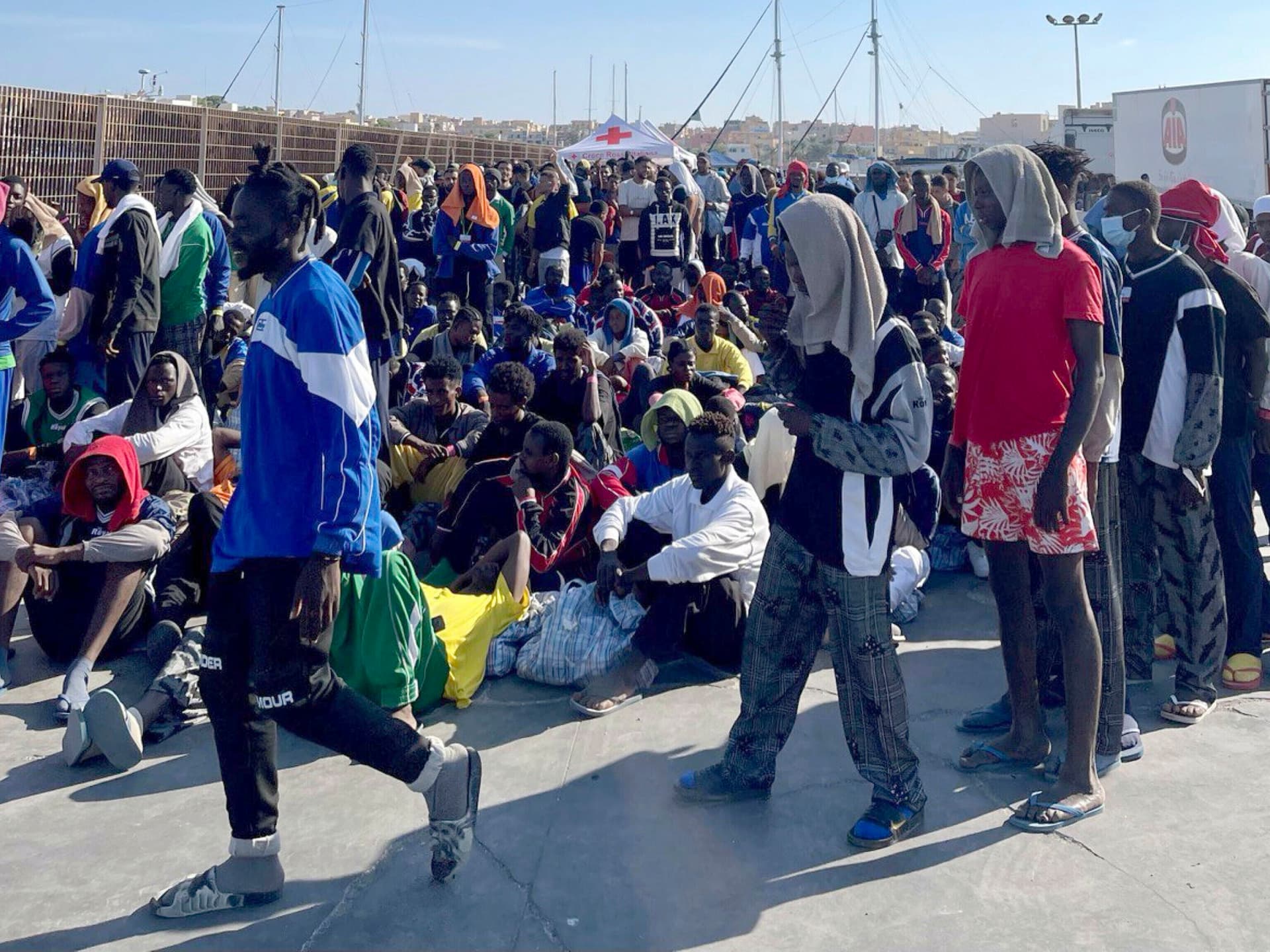 Seeblockade, Zäune, kein Bargeld mehr: Das denkt Deutschland WIRKLICH über die Migrations-Krise