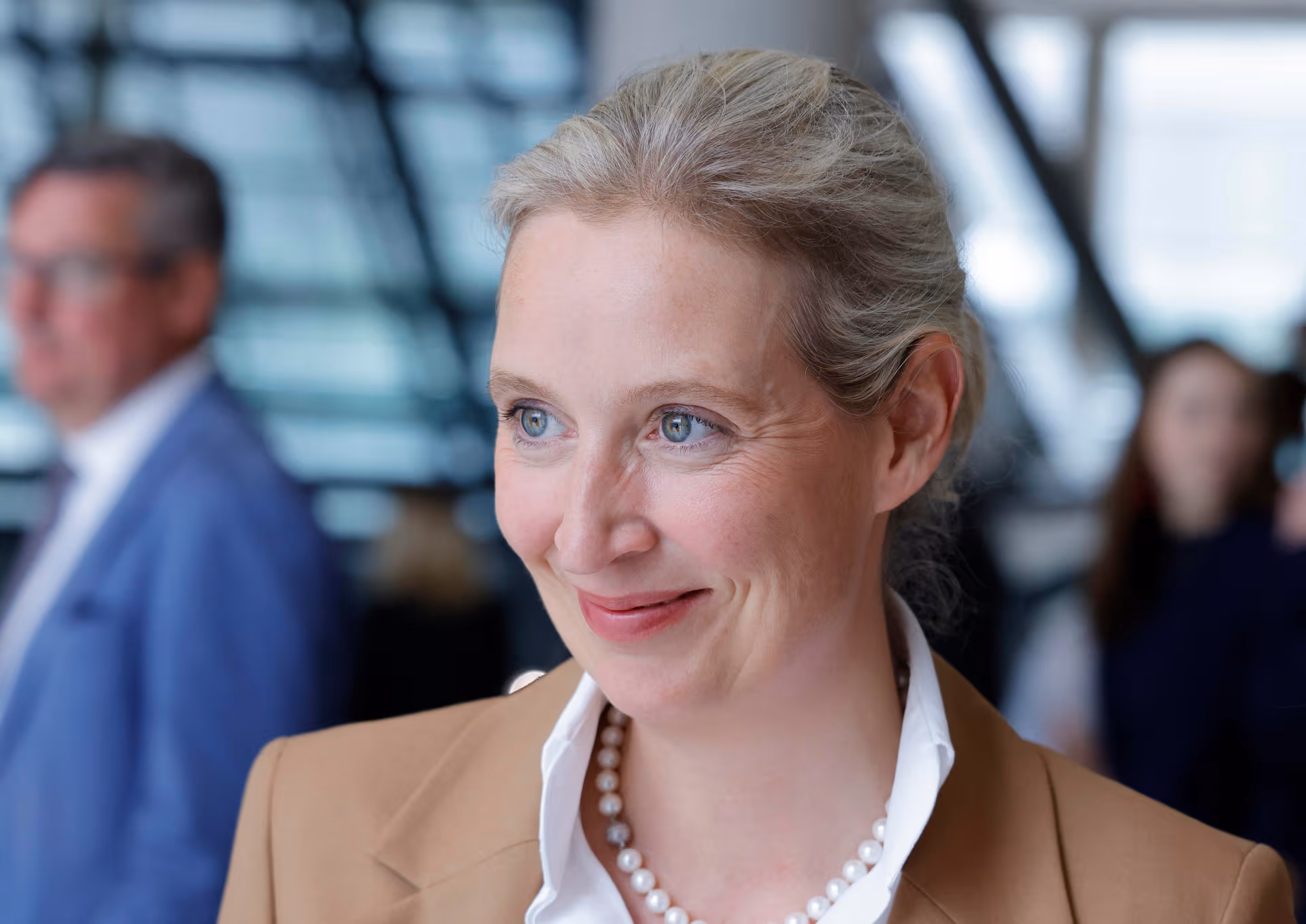 Umfrage: AfD steigt auf Rekordwert und hängt Union deutlich ab