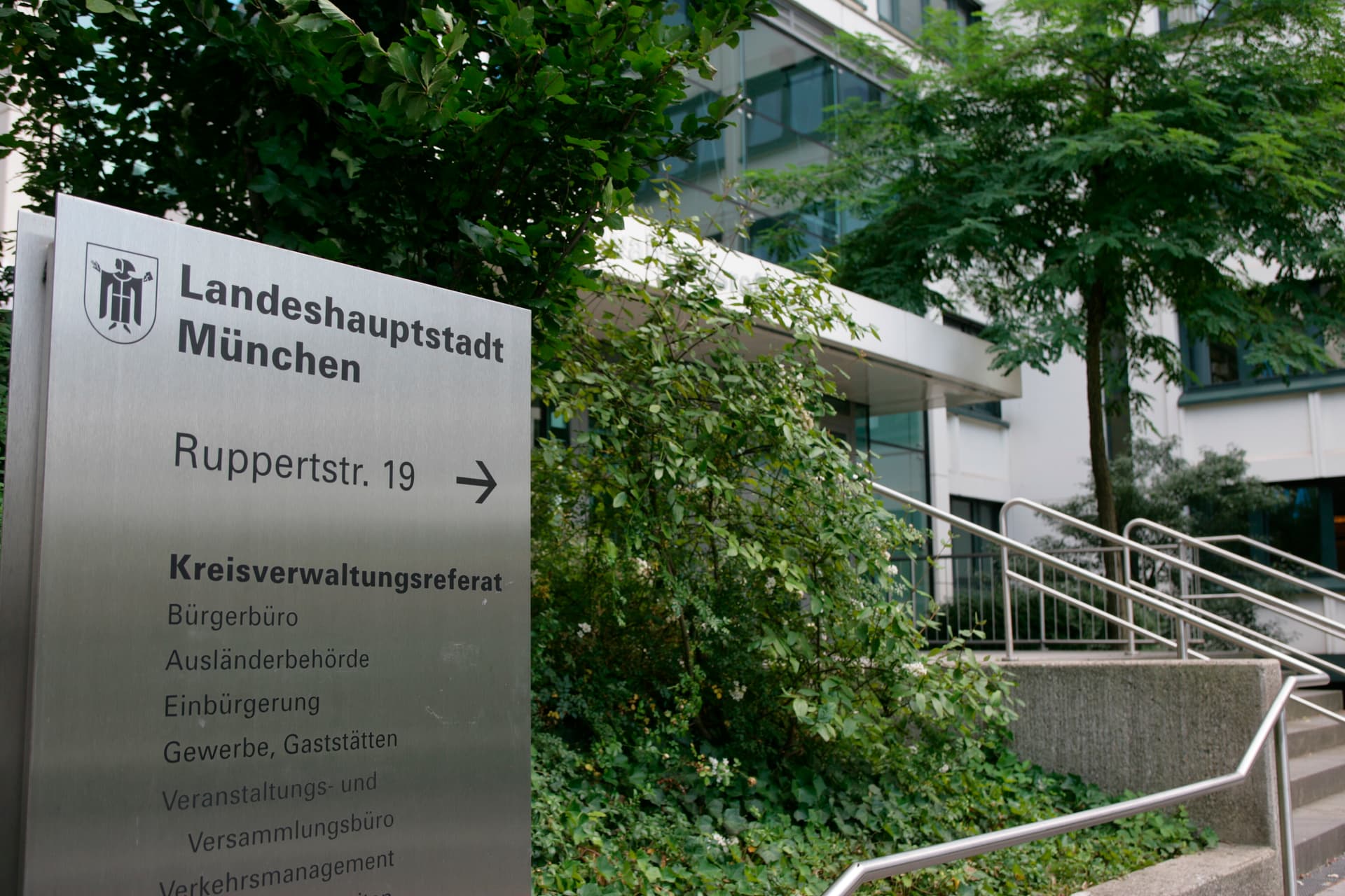 Asyl-Skandal in Münchner Ausländerbehörde: Warum „Relocation-Agenten” im Fokus der Ermittlungen stehen