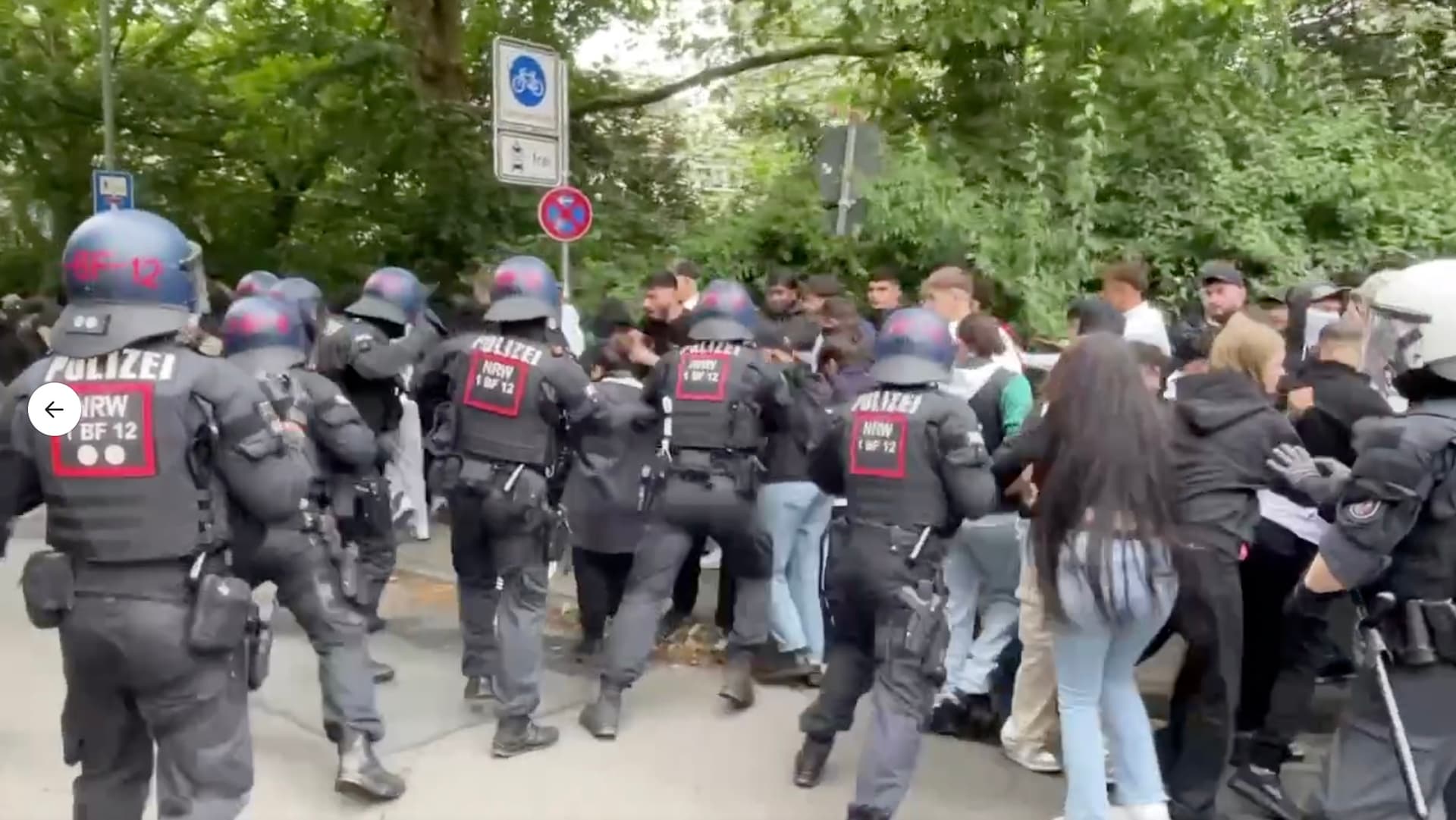 Pflastersteine, Pyro-Technik, Festnahmen: Anti-Polizei-Demo mündet in Ausschreitungen