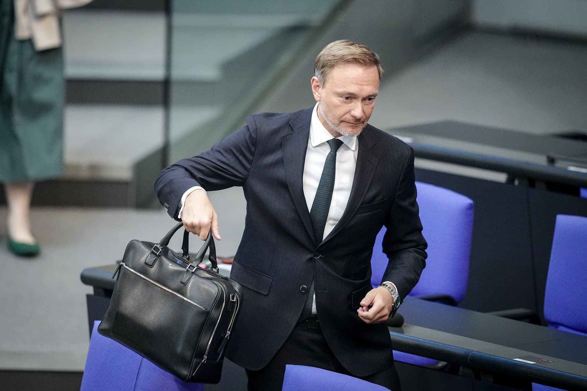 Finanzminister Lindner verteidigt Erhöhung des Bürgergeldes