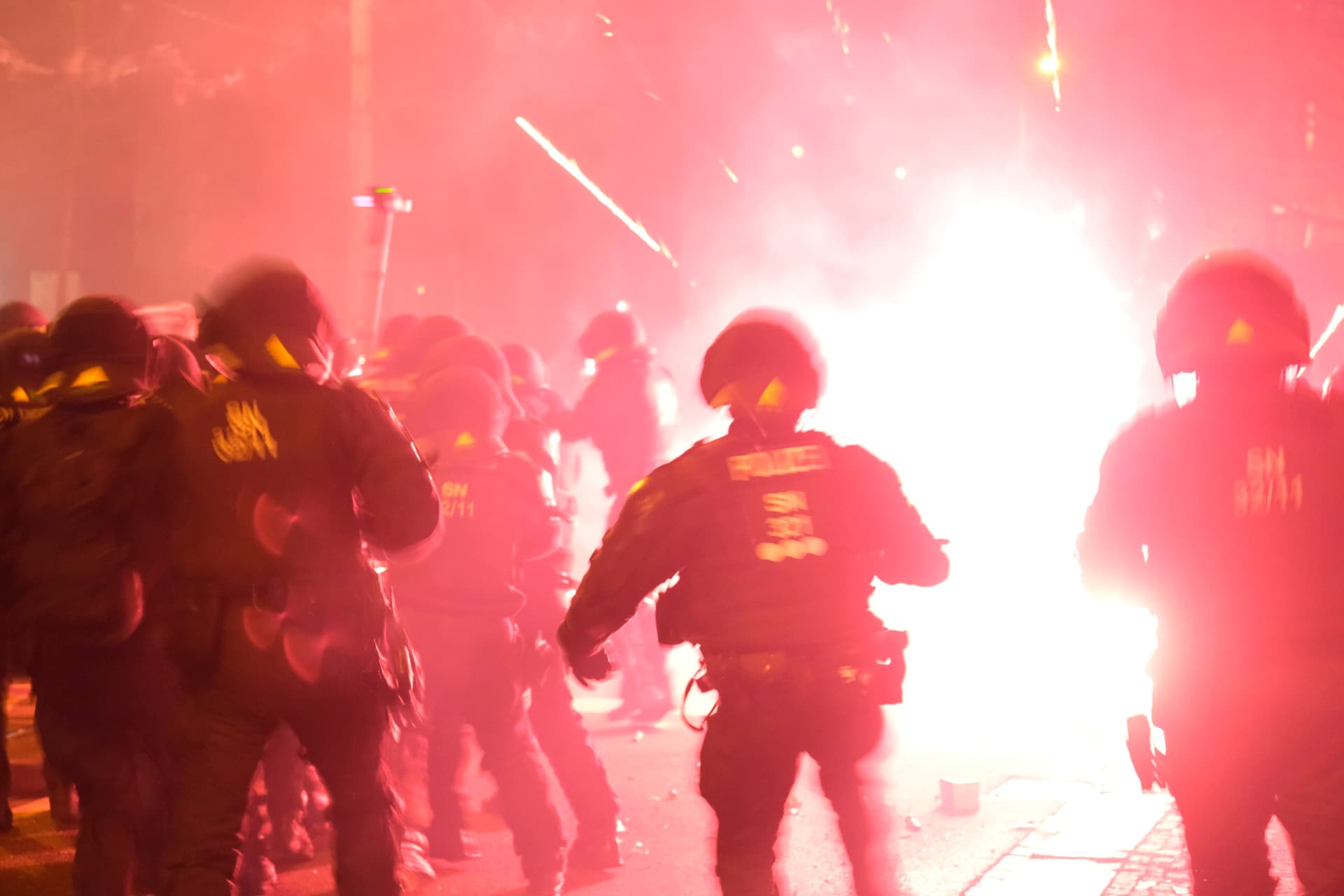 „Von U-Haft verschont“: 17-Jähriger verletzt Polizist mit illegalem Böller und der Richter lässt ihn laufen …