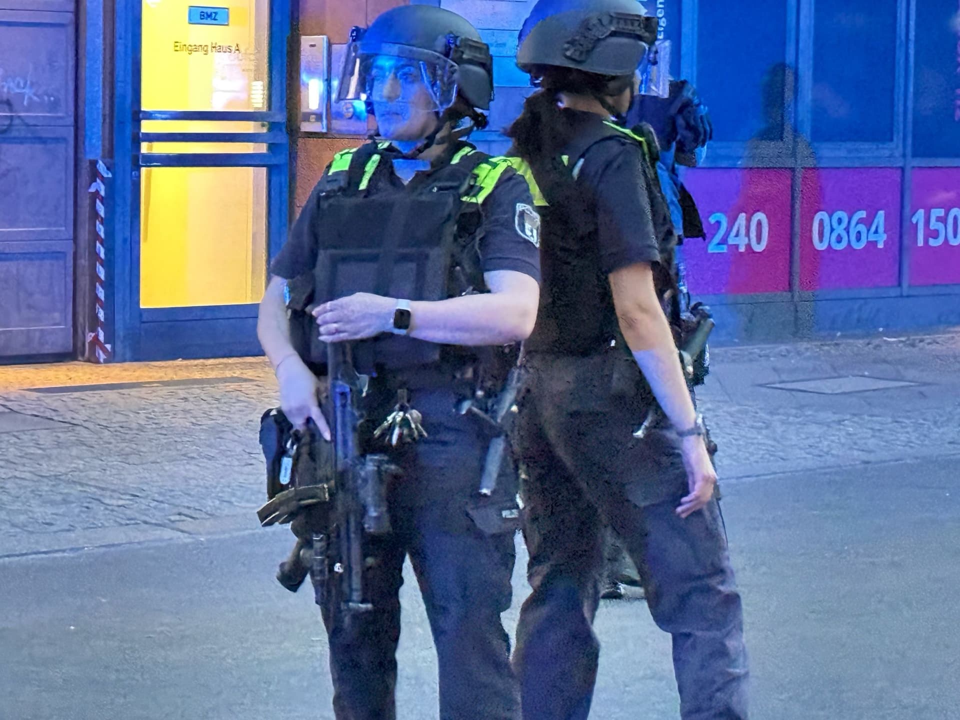 Schüsse und Stiche während 1. Mai-Demo: Zwei Schwerverletzte in Berlin – Polizei fahndet nach Täter