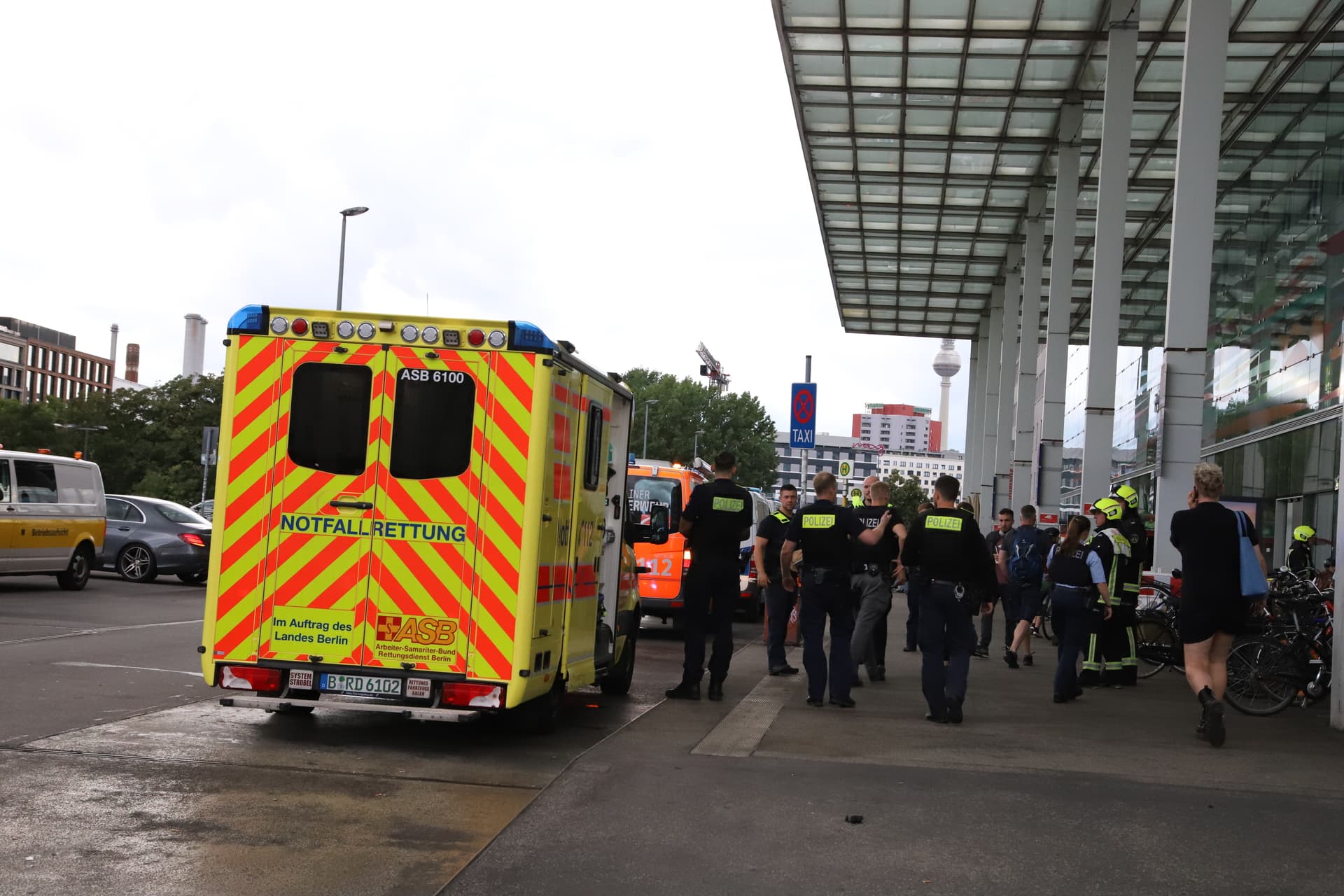 Berliner Ostbahnhof: Mann will Bahn-Mitarbeiter abstechen – Bundespolizist schießt und rettet ihm das Leben