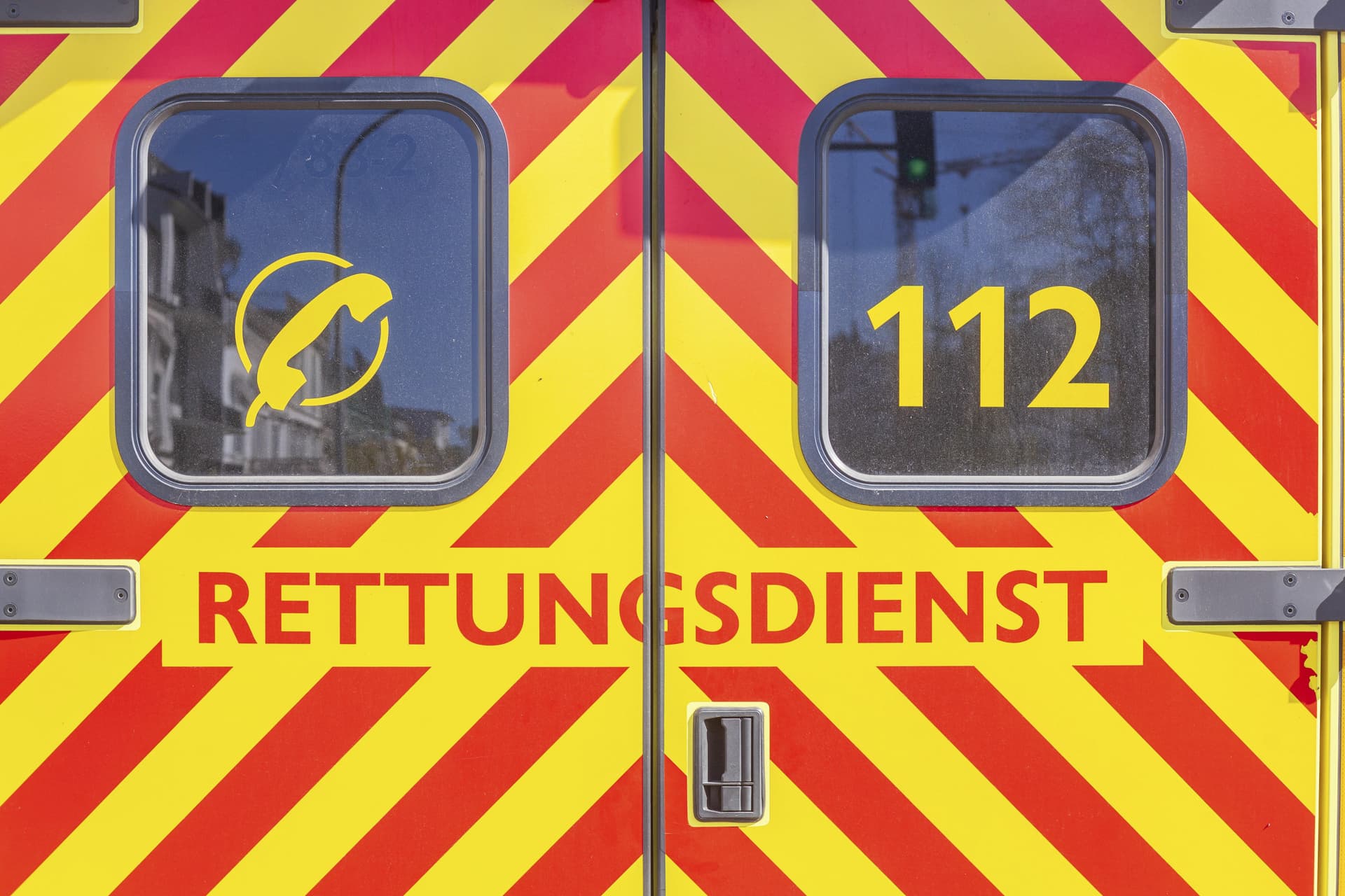Nach Messer-Attacke von Mutter: Neunjährige lässt sich von Balkon fallen