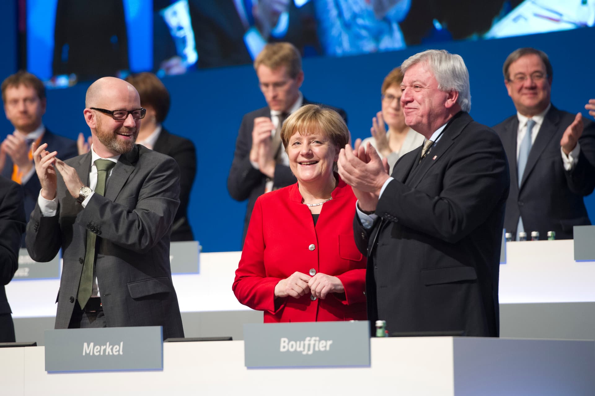 Elf Minuten Applaus fürs Migrations-Versagen: Die CDU-Elite klatscht bis heute für Merkel