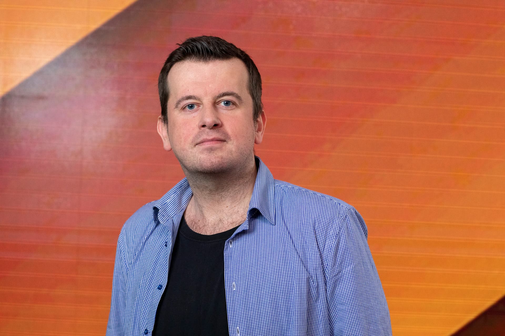 Comedian Marek Fis im Stimmt-Talk: „Haben eine polnisch-kommunistische DDR-Stimmung im Kulturbetrieb!“
