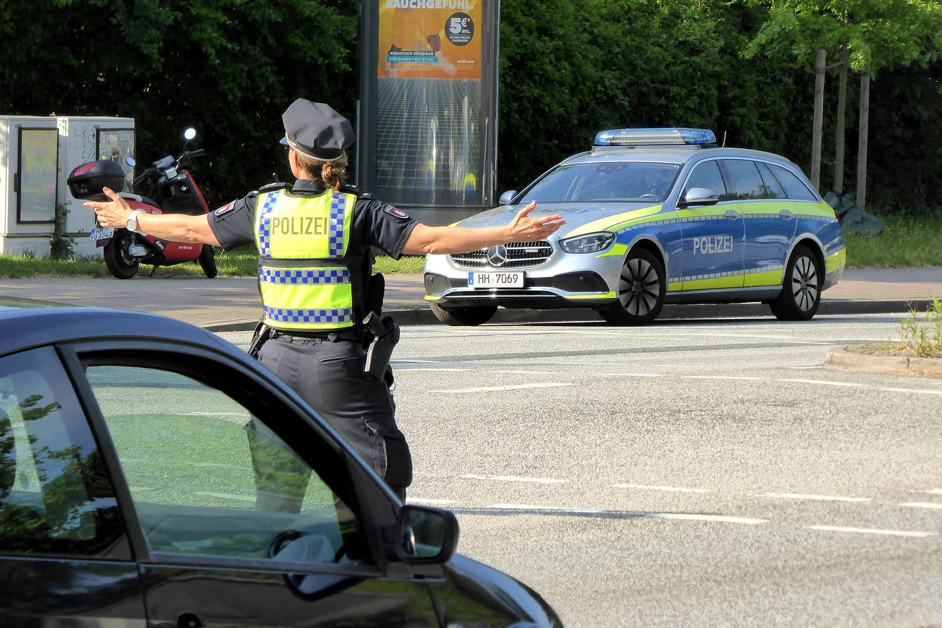 Weil angeblich „Ausländer raus“ aus dem Auto schallte: Ermittlungsverfahren und Handy beschlagnahmt
