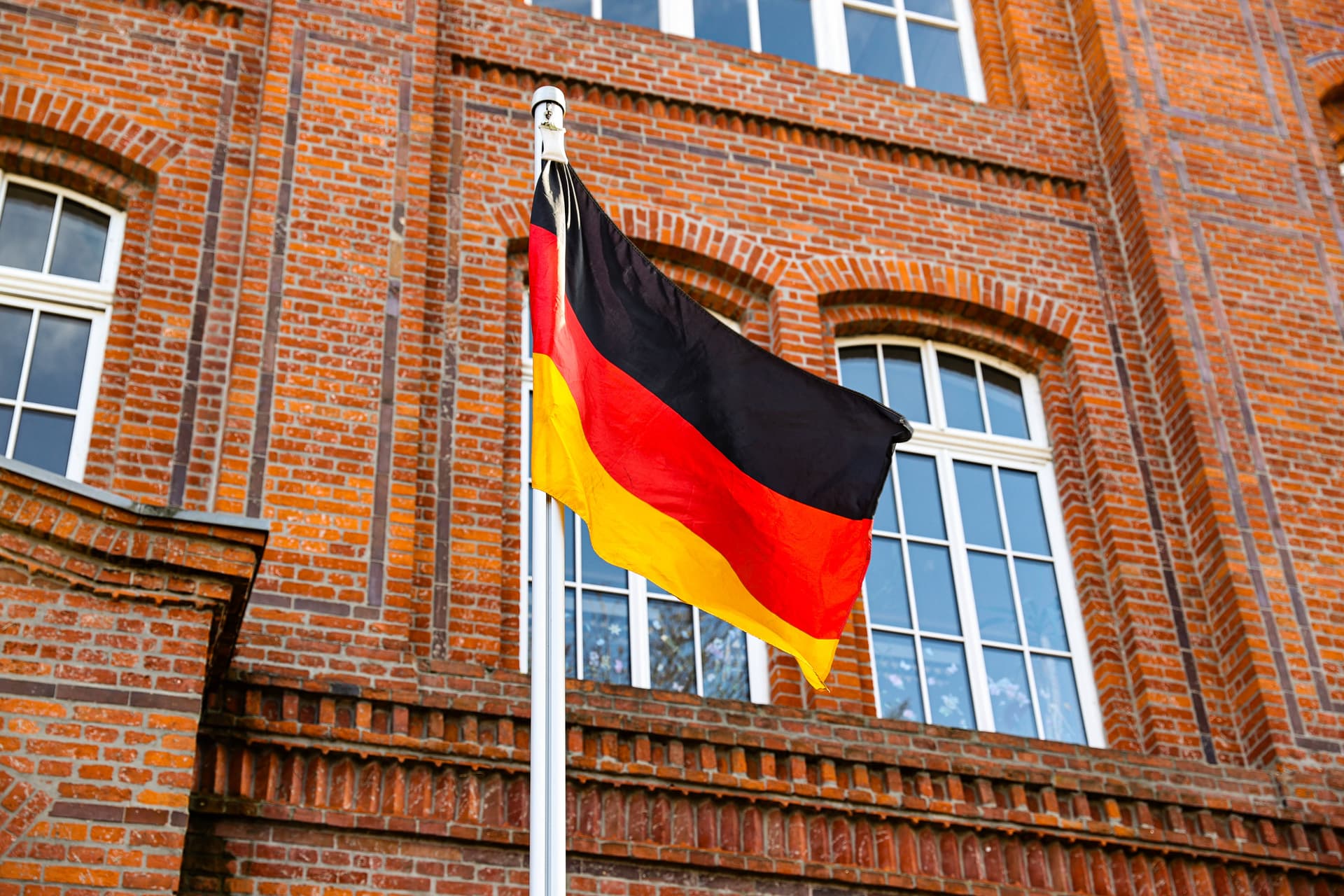 Immer mehr Deutschland-Fahnen vor Schulen in Sachsen-Anhalt – jetzt wird auch in anderen Ländern diskutiert