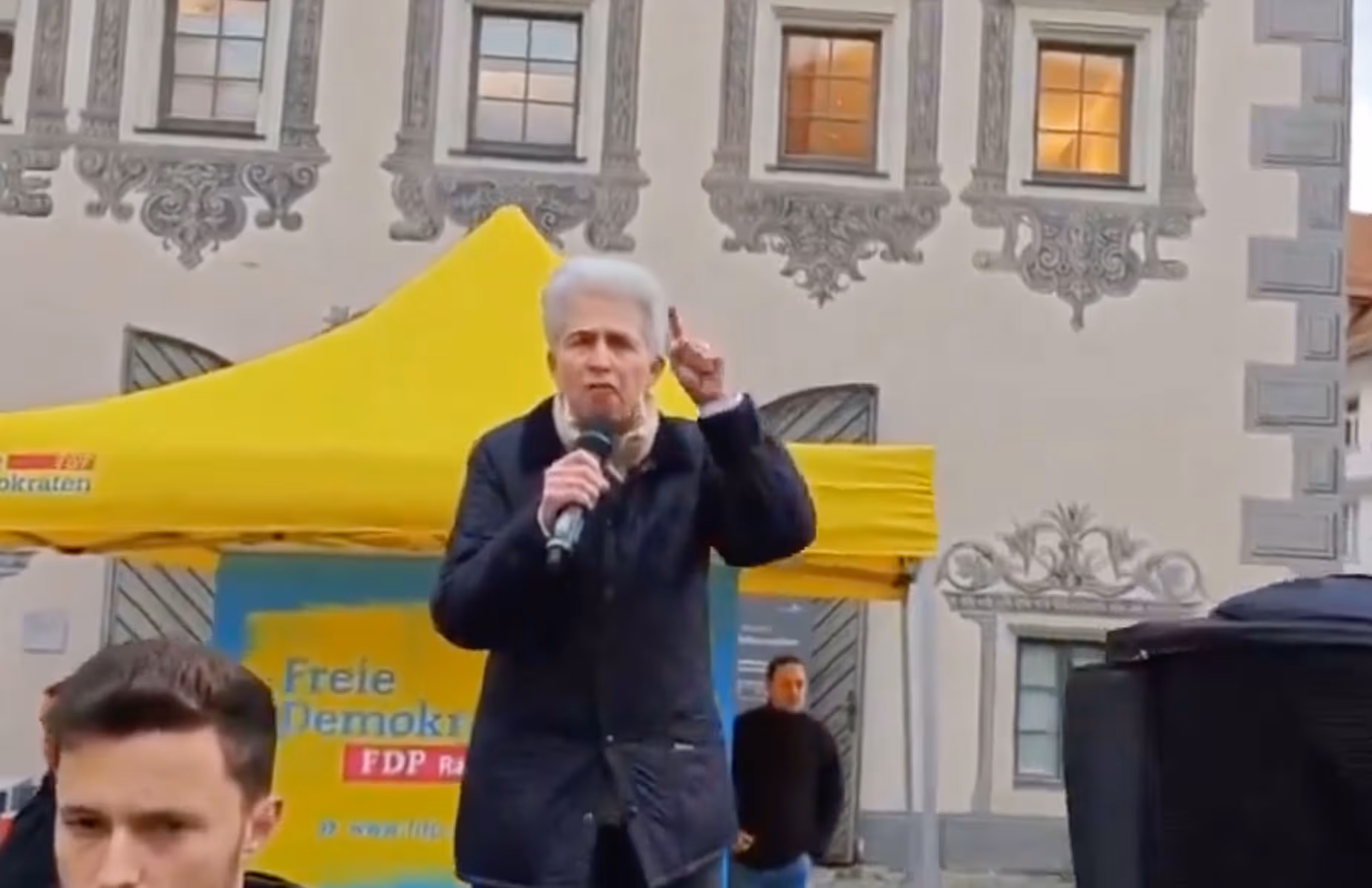 „Sagen Sie das Putin, der jeden Tag 400.000 Menschen umbringt!“: Als sie ausgepfiffen wird, flippt Strack-Zimmermann aus