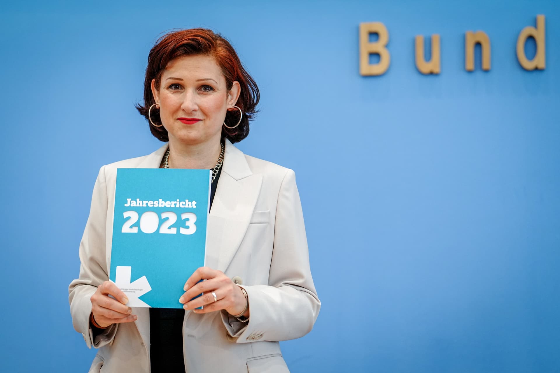 Deutscher Pass auch für Bürgergeld-Empfänger, Zutritt für alle Männer in Frauensaunas: Das fordert die Antidiskriminierungsbeauftragte
