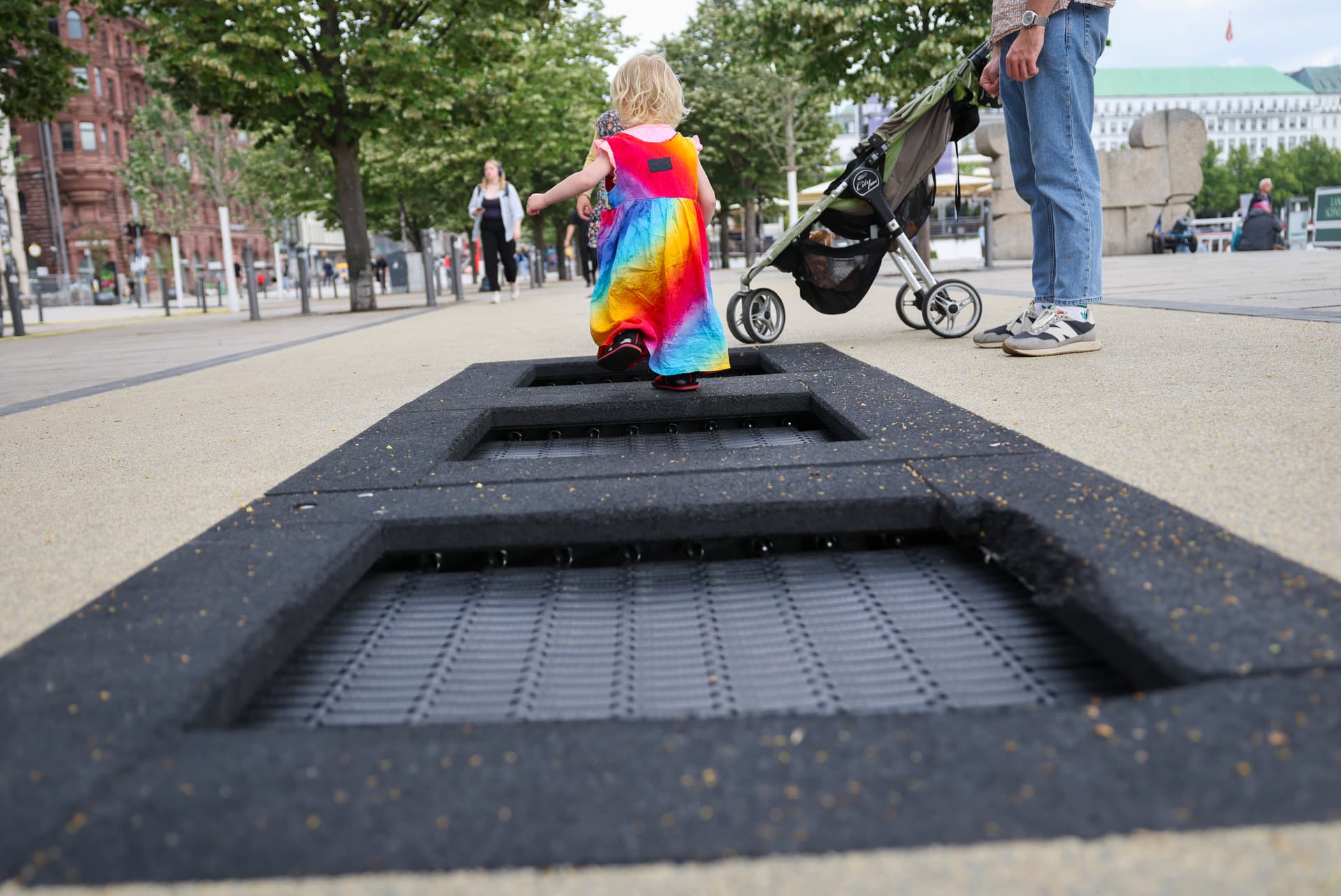 Tanzglockenspiel und Trampoline: Neuer Kinderspielbereich am Hamburger Jungfernstieg eröffnet
