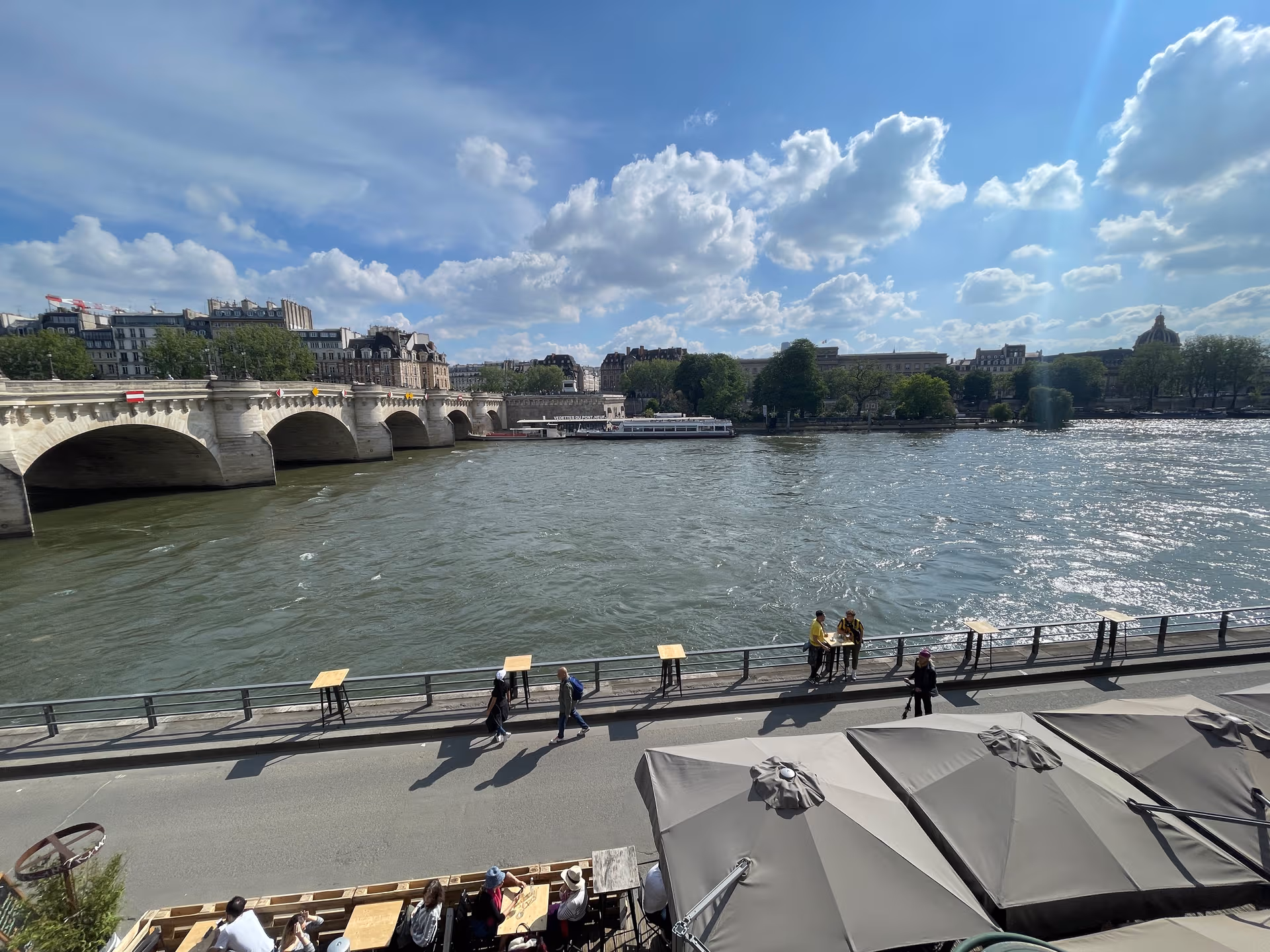 Ein Fluss-Gespräch in Paris: Wie ein junger Mann aus Algerien über Integration, Migration und Israel denkt