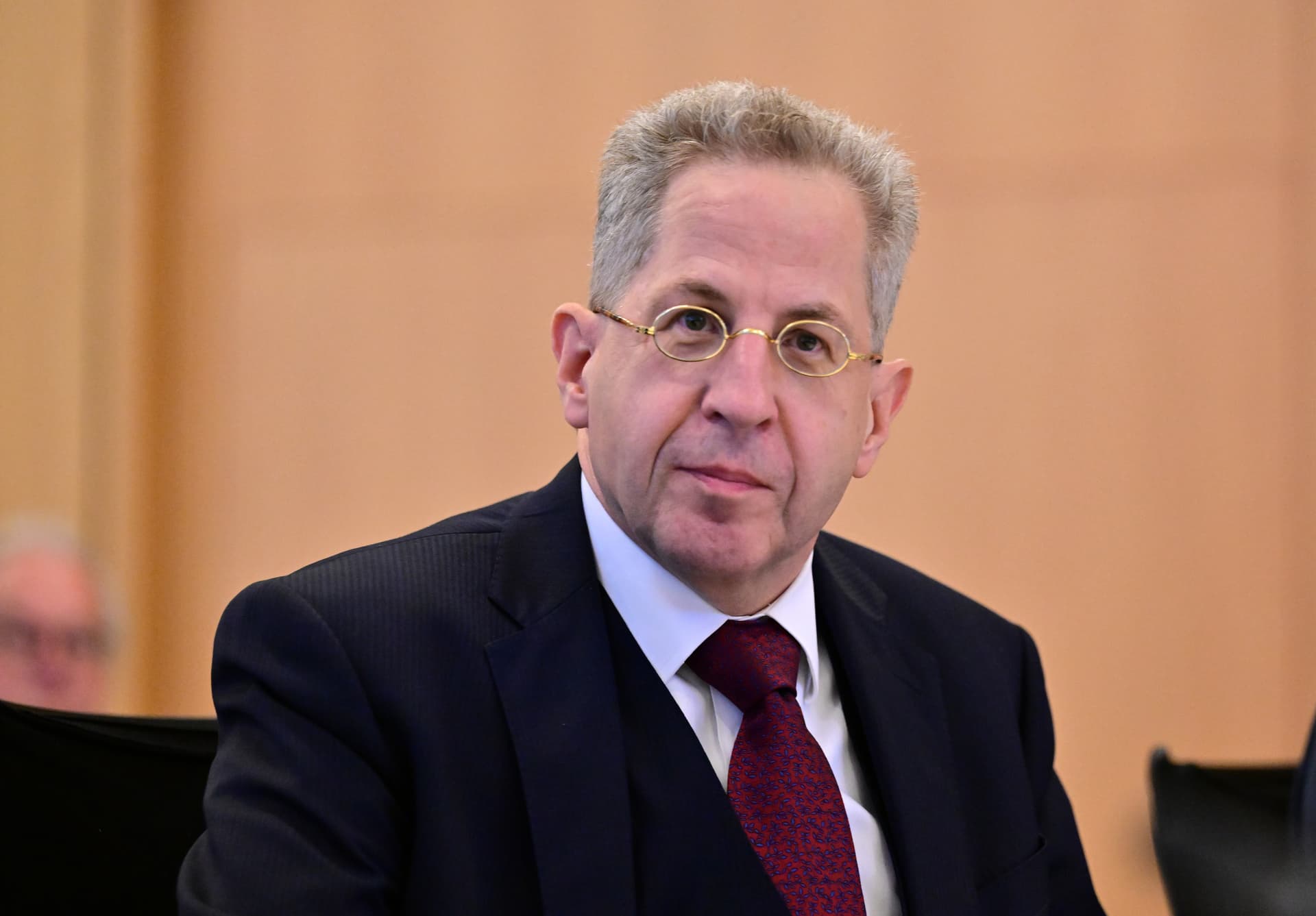 Maaßen nennt Thüringer Regierung im Landtag „Linksextremisten“: Abbruch der Ausschusssitzung!