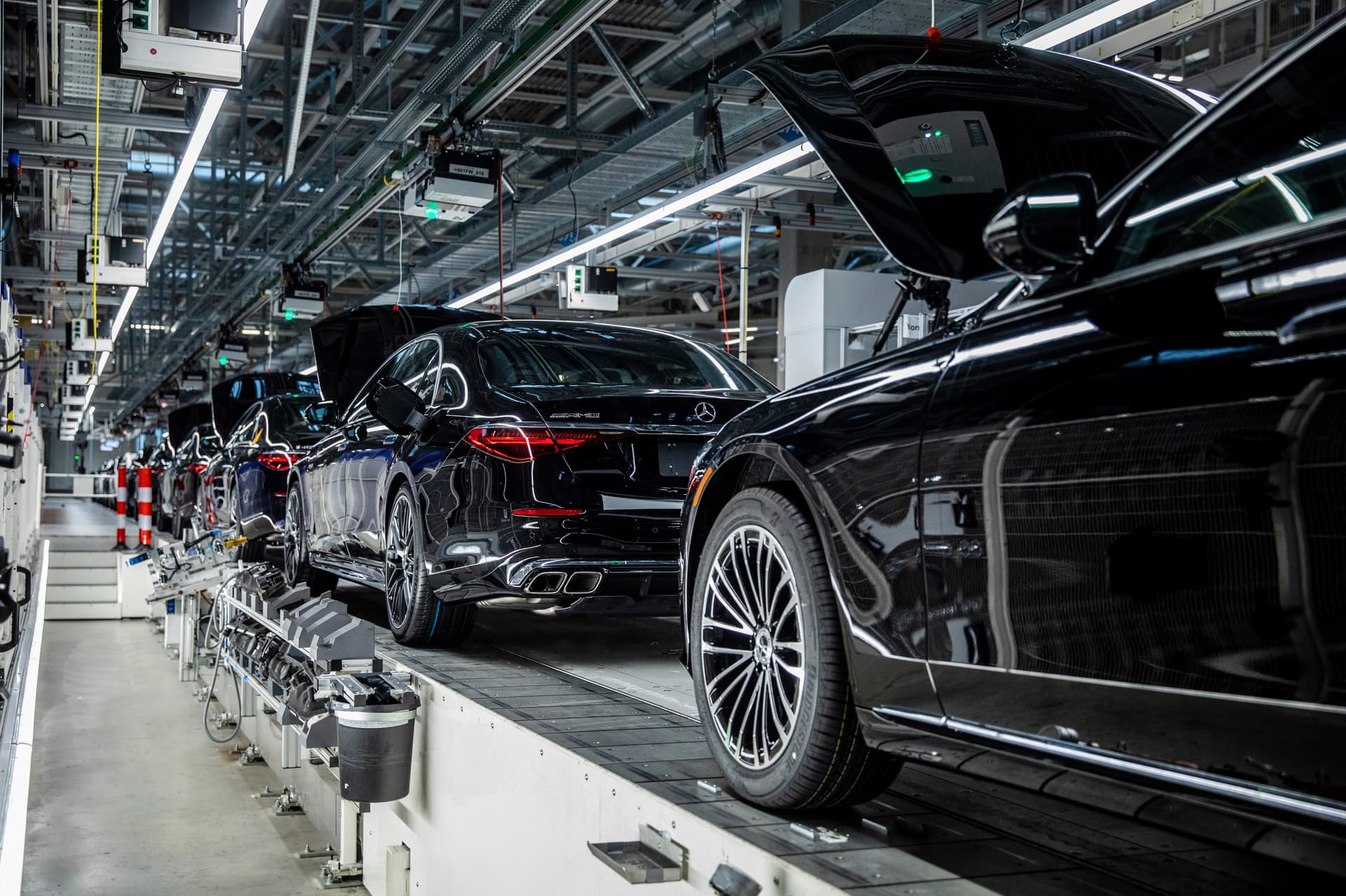 Weniger Kunden, zu viele Verbrenner: Deutsche Autobauer steigen weiter ab