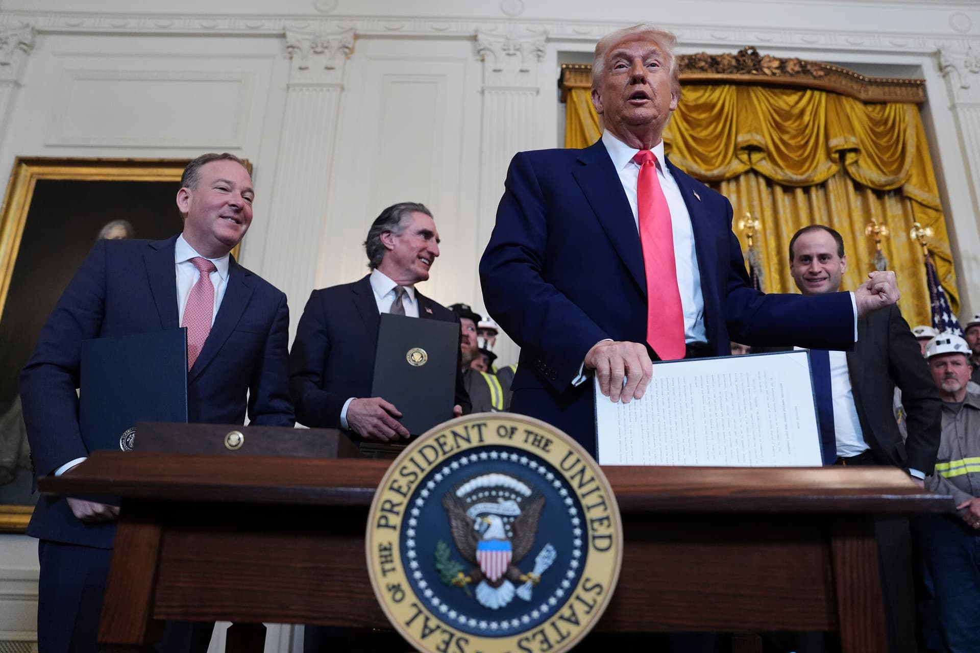 Trumps neue Mega-Zölle jetzt in Kraft – Dax rutscht weiter ab
