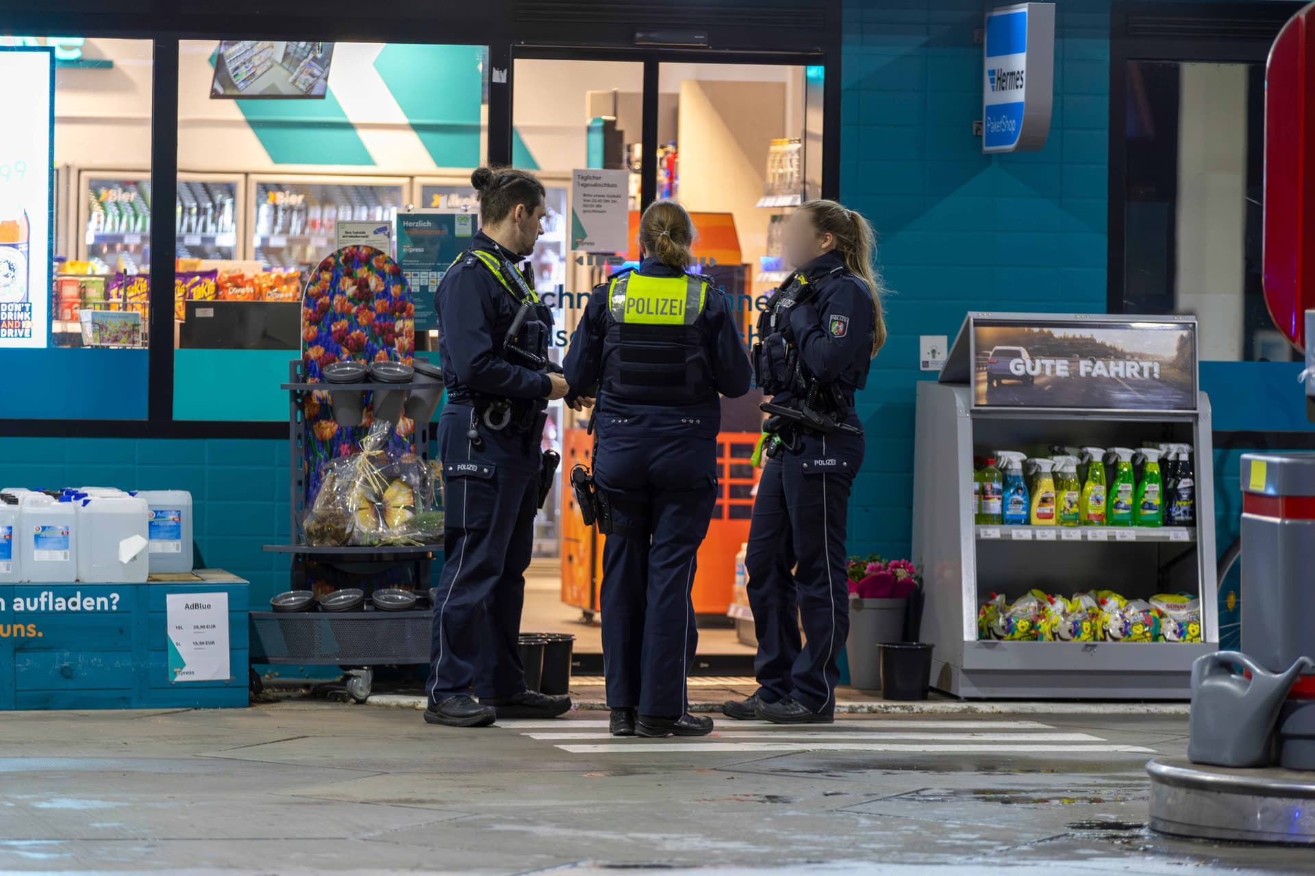 Mordkommission ermittelt: 15-Jähriger bei Streit zwischen Moschee und Tankstelle mit Messer schwer verletzt