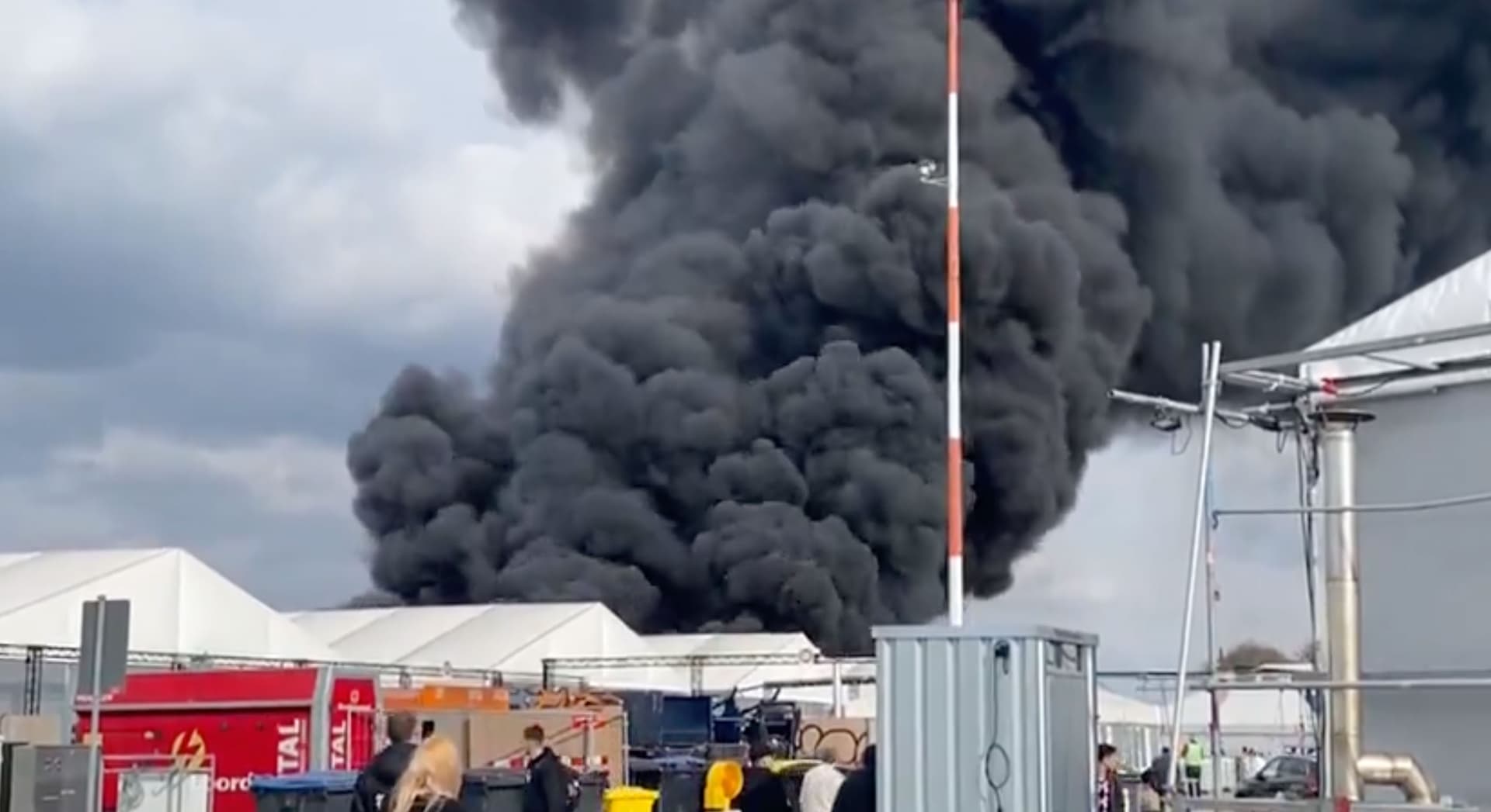 Drei Zelte in Flammen: Brand in Notunterkunft Berlin Tegel