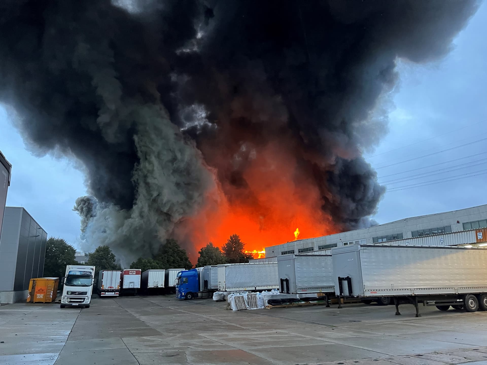 Großbrand in Berlin: Lagerhalle steht in Flammen