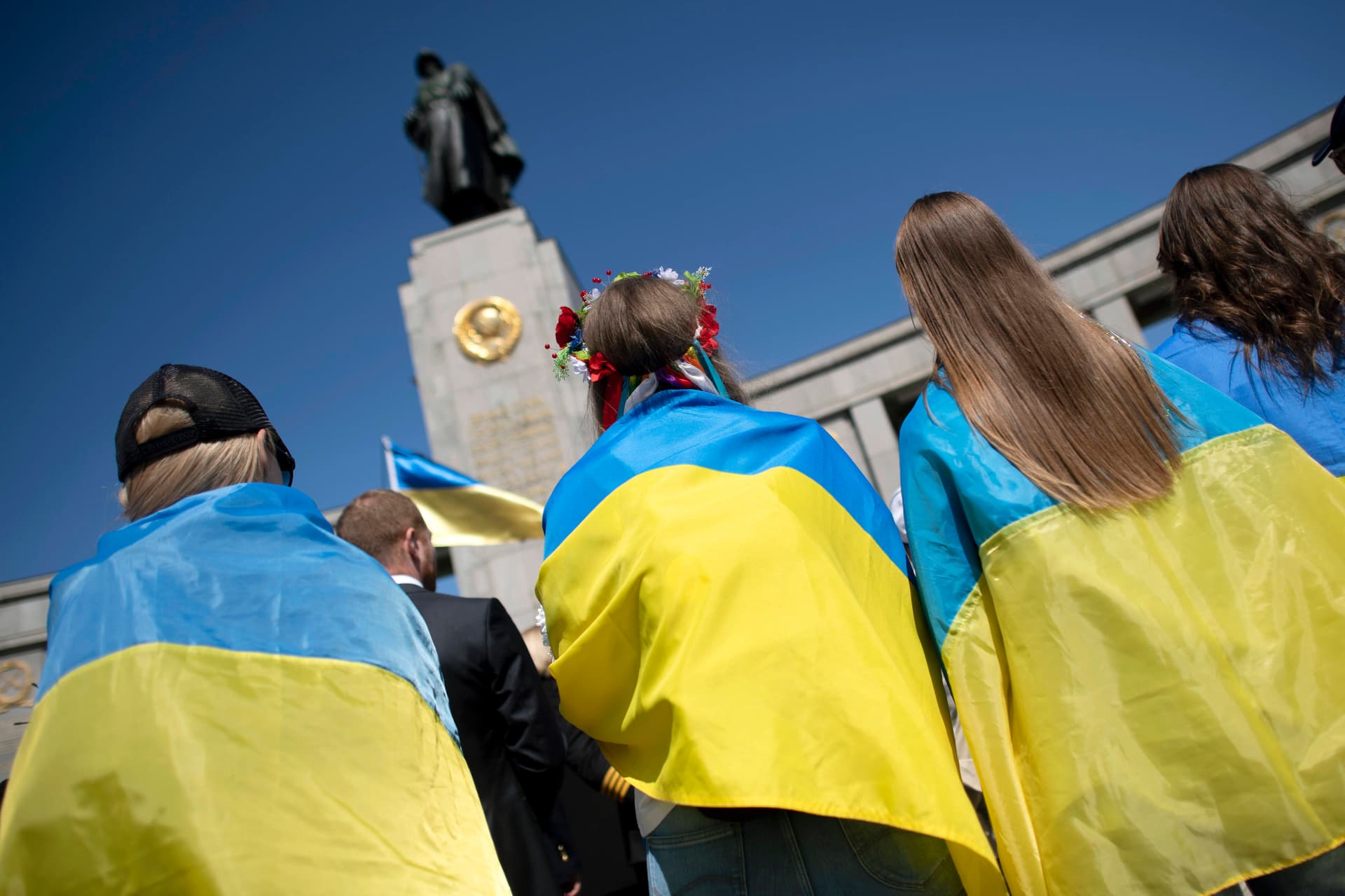 Polizei wollte Verbot: Gericht erlaubt ukrainische Flaggen zum Weltkriegsgedenken in Berlin