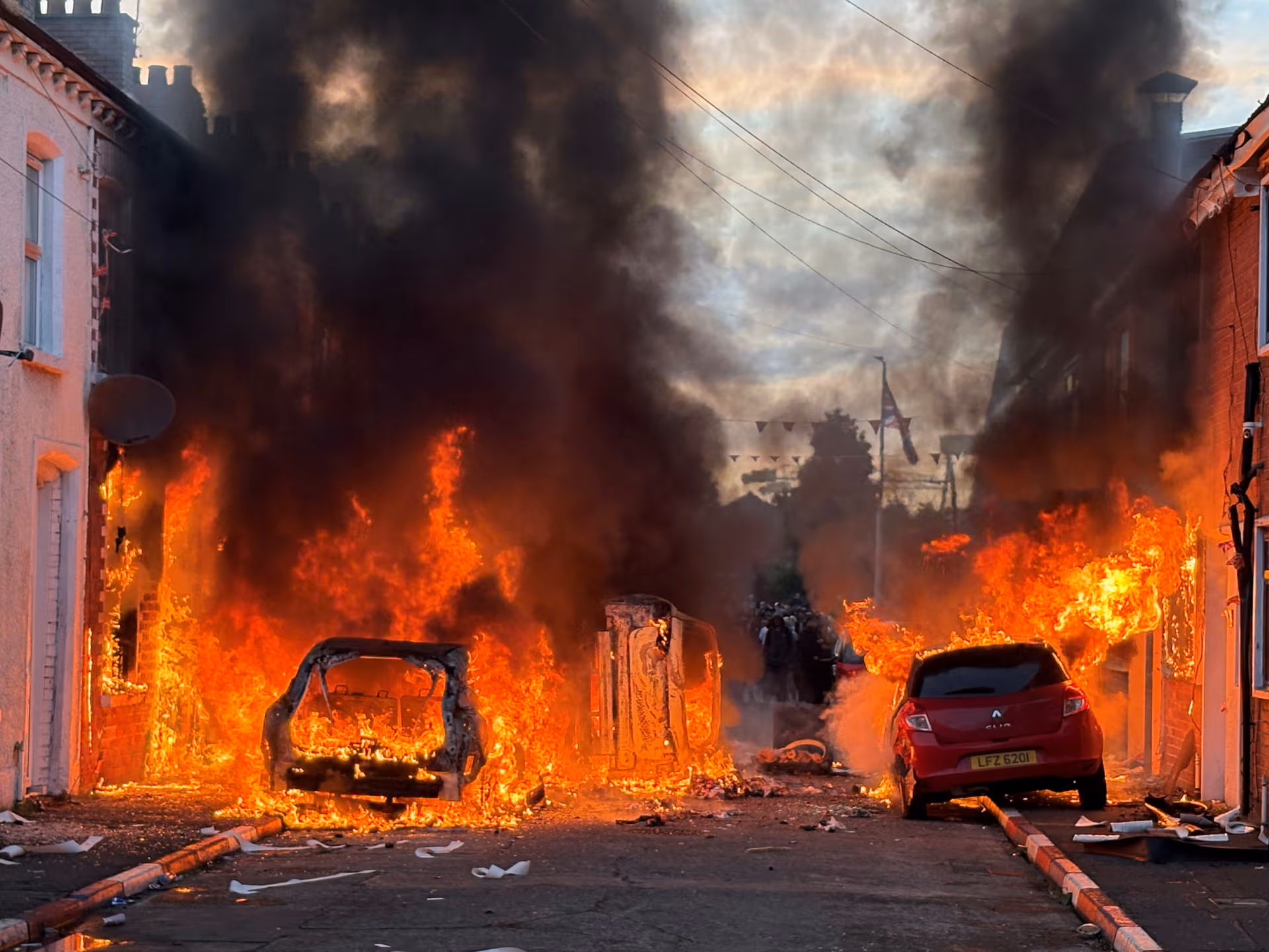Nach Messerattacke durch Sudanesen: Belfast in Flammen